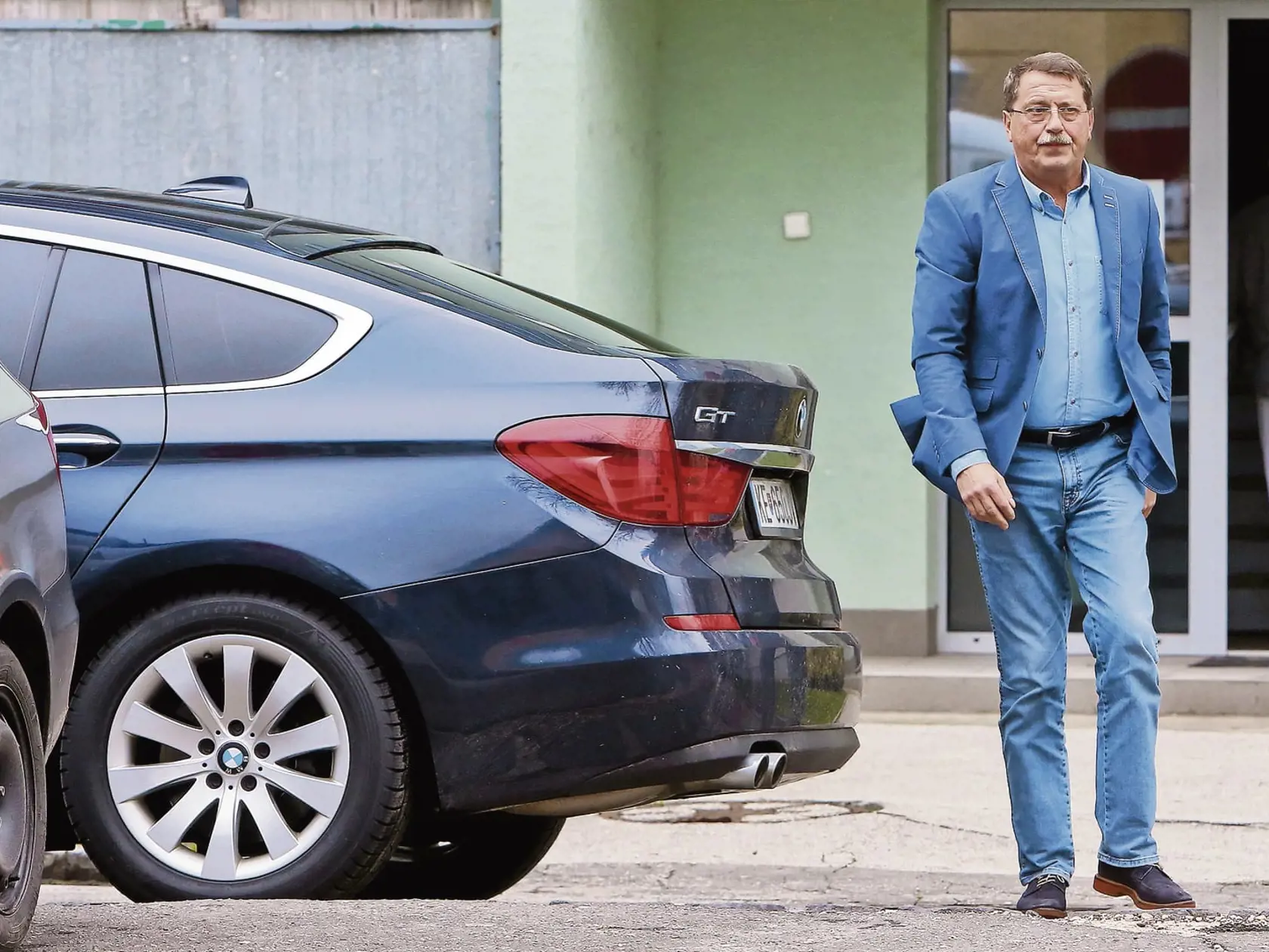 Na snímke Pavol Paška prichádza na rokovanie predsedníctva strany SMER-SD. (archív)