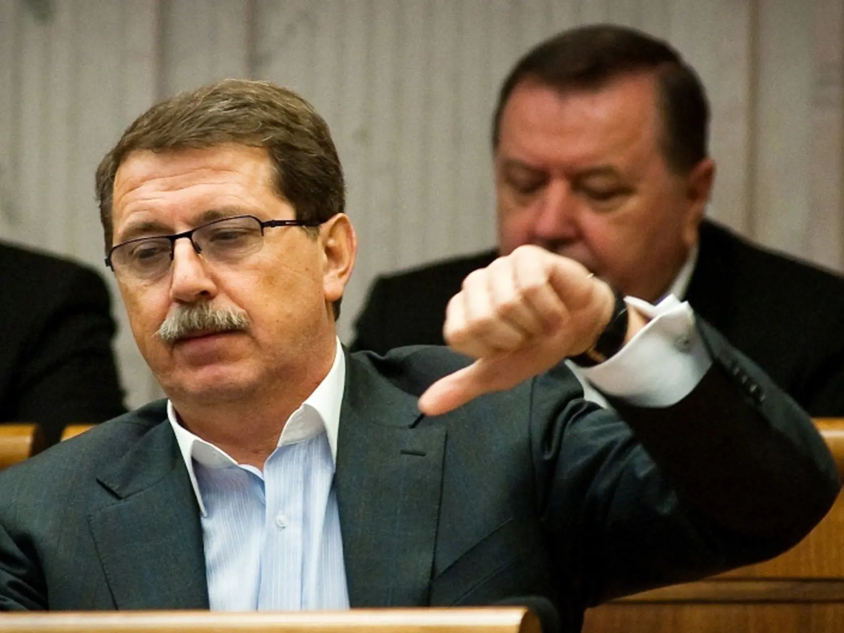 Pavol Paška naviguje kolegov pri hlasovaní.
