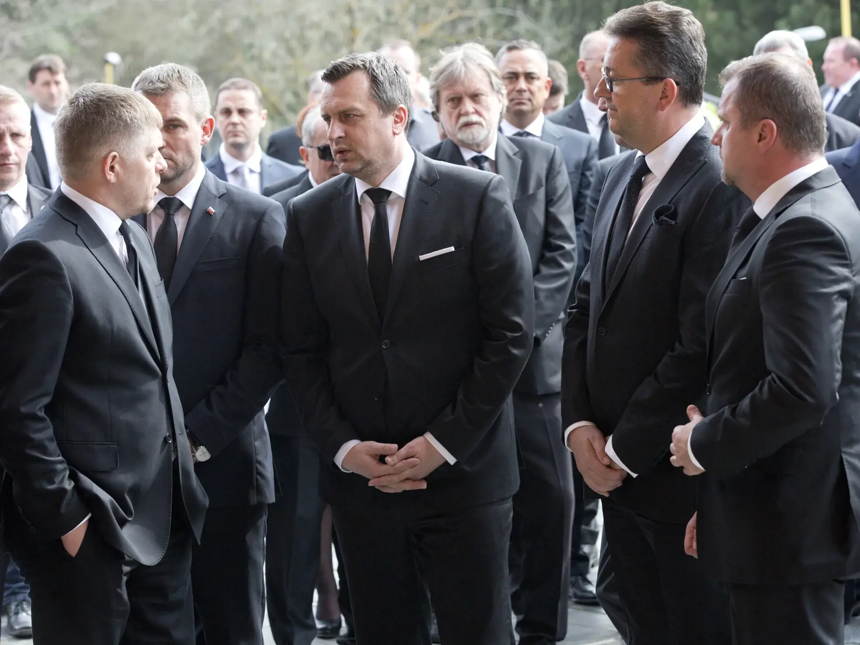 Pohreb politika Pavla Pašku. Vdova vtedy odmietla ponuku na prípravu štátneho pohrebu. Kar rodiny  a Smerákov sa konal na dvoch rôznych miestach. Hovorilo sa vtedy, že Jana Pašková vnímala odstavenie svojho muža od verejného diania ako to, že jej muža "hodil Smer cez palubu". (archív)