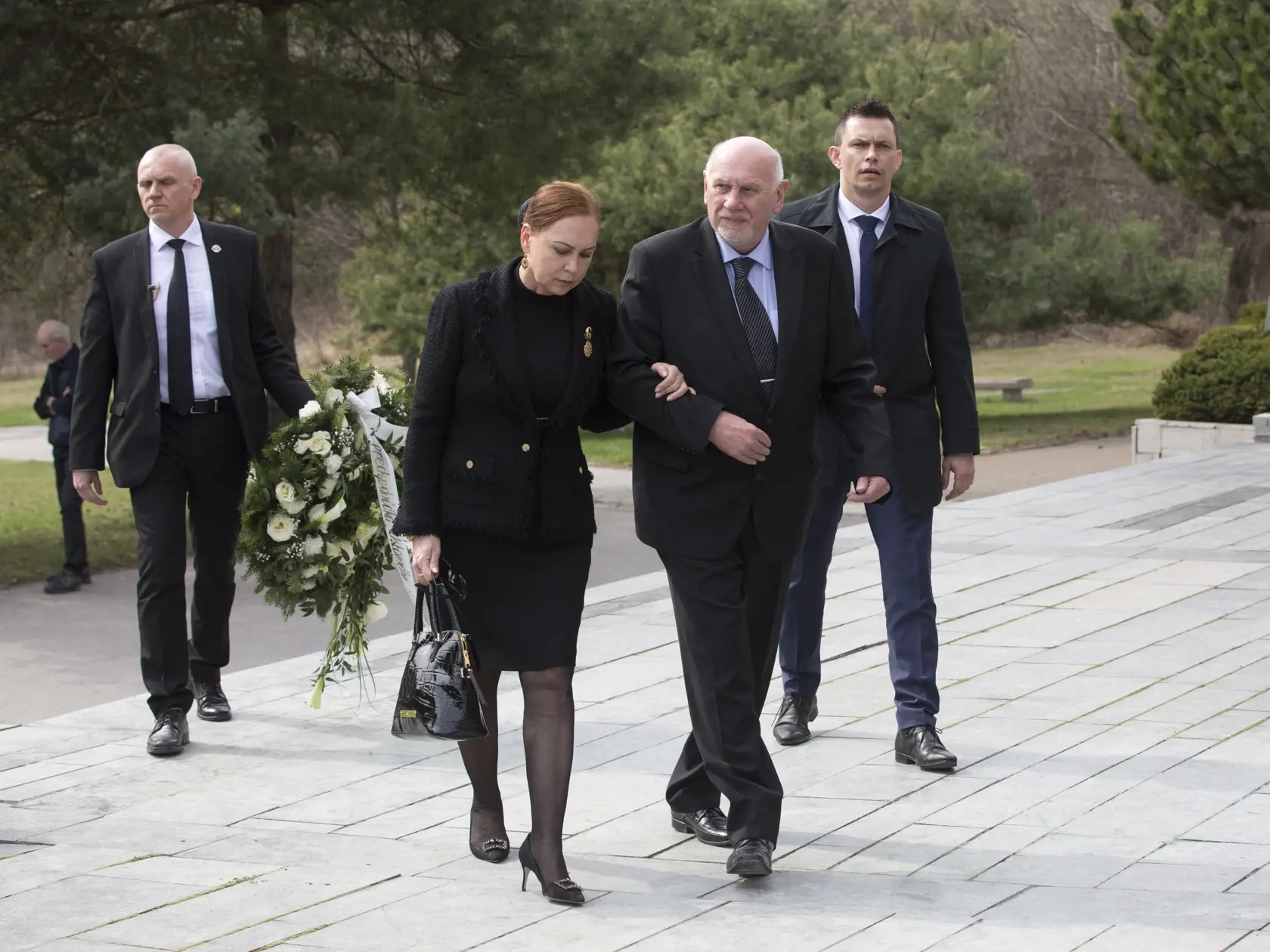 Pohreb politika Pavla Pašku Na snímke Pavel Rychetský a vtedajšia predsedníčka Ústavného súdu SR. (archív)