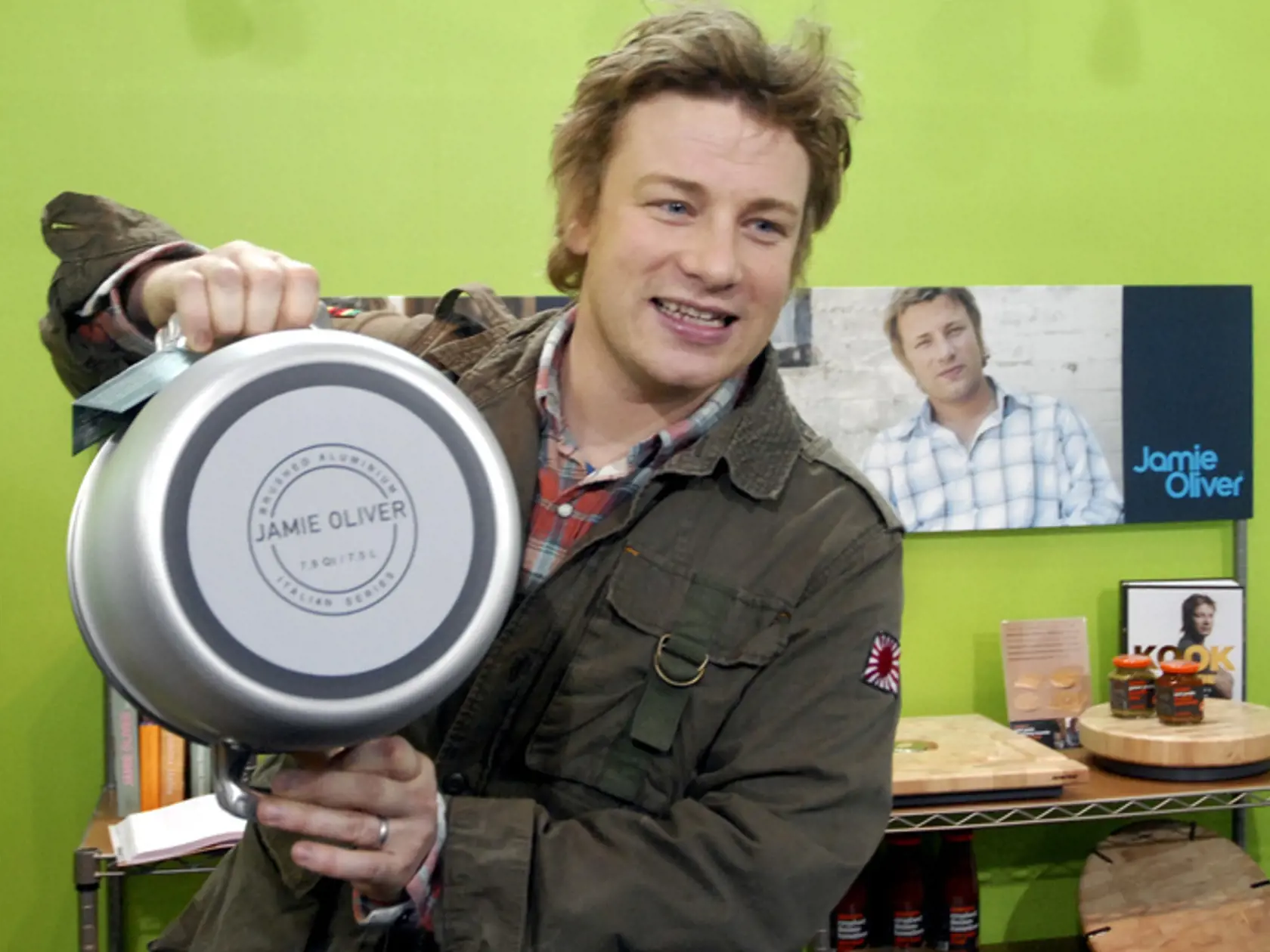 Der englische Starkoch Jamie Oliver praesentiert am Freitag, 9. Februar 2007, in Frankfurt bei einem Fototermin auf der Messe "Ambiente" einen Topf aus seiner Produktserie. Rund 4.600 Aussteller aus  85 Laendern praesentieren vom 9. bis 13. Februar 2007 auf der weltgroessten Konsumguetermesse ihre Produkte. (AP Photo/Bernd Kammerer) ---British chef Jamie Oliver poses with a pan during a presentation at the "Ambiente" fair for consumer goods, Friday, Feb. 9, 2007, in Frankfurt, Germany. Some 4,60