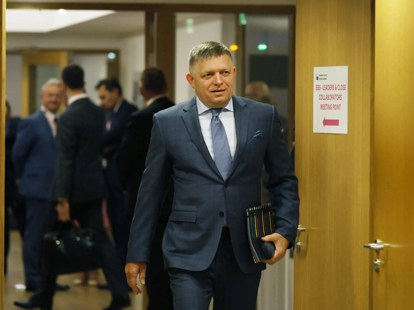 Slovenský premiér Robert Fico prichádza na prvý deň dvojdňového summitu lídrov EÚ v Bruseli vo štvrtok 26. októbra 2023. Dvojdňový summit lídrov EÚ, ktorý sa začal vo štvrtok popoludní v Bruseli, má okrem dávnejšie dohodnutých tém ponúknuť aj odpoveď na to, ako sa Európska únia postaví k najnovšej vlne násilia medzi Izraelom a palestínskym hnutím Hamas.