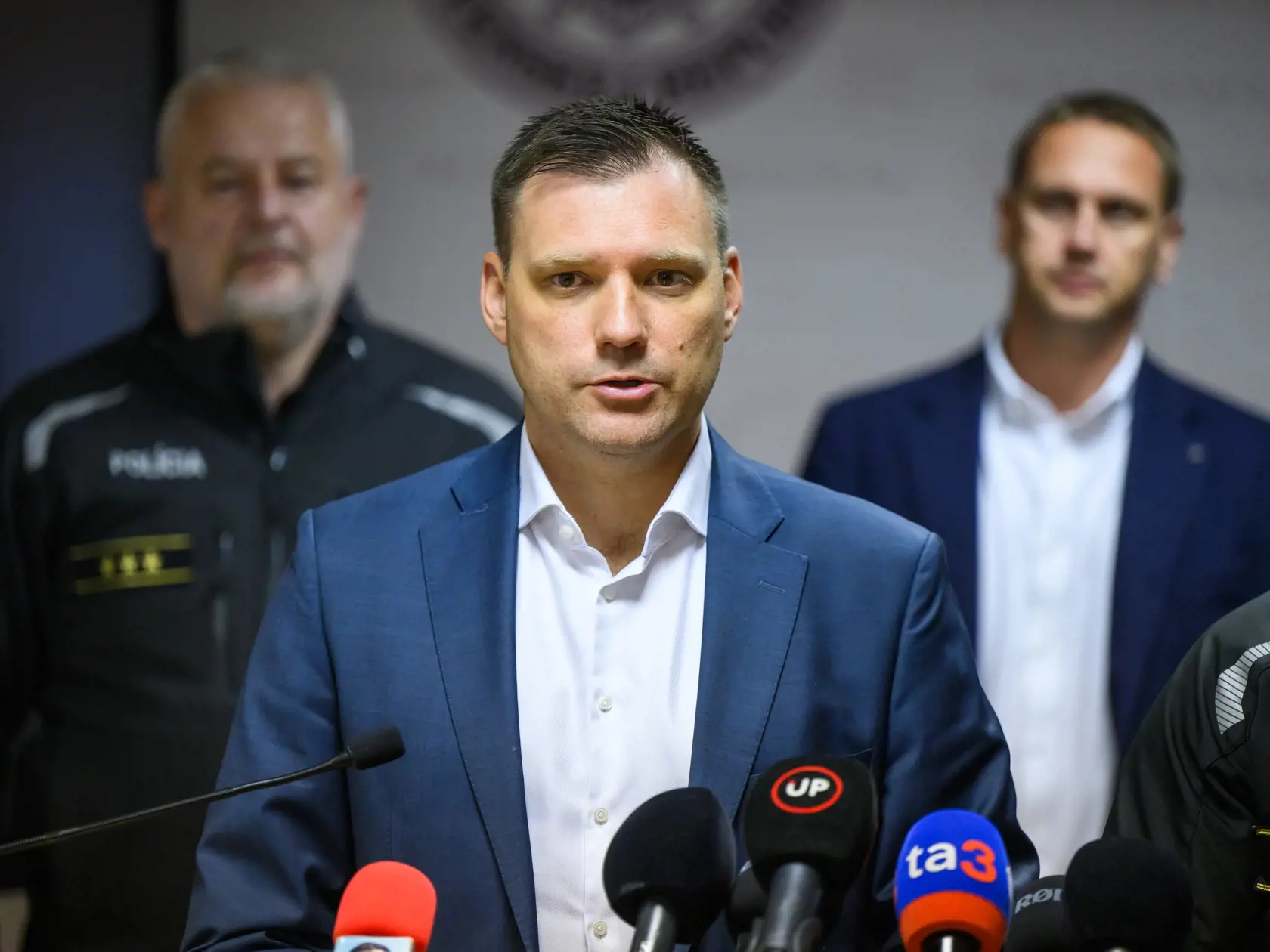 Na snímke zľava prezident Policajného zboru SR Ľubomír Solák podpredseda vlády, minister životného prostredia SR Tomáš Taraba (nominant SNS) a riaditeľ SHMÚ Vasil Penev  počas tlačovej konferencie po zasadnutí Ústrednej povodňovej komisie v Bratislave 14. septembra 2024.