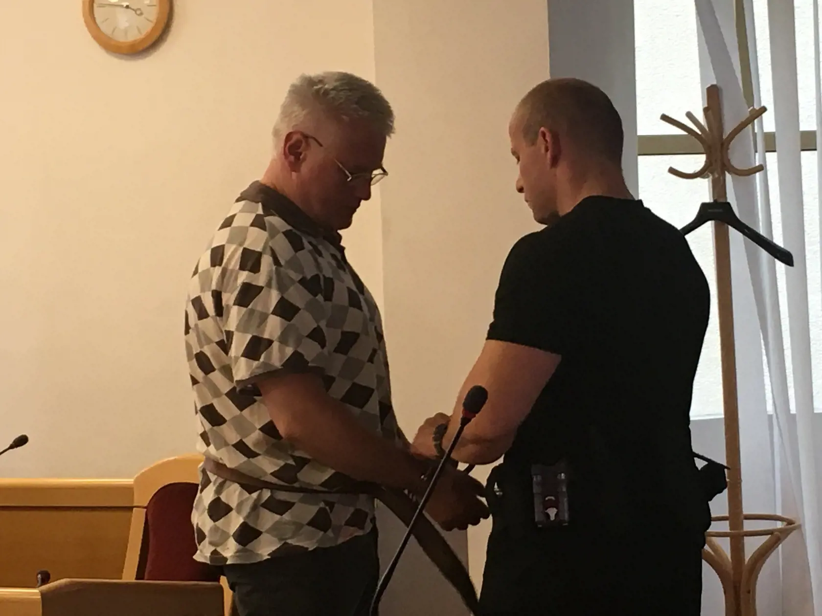 Miroslav Štolc prichádza na pojednávanie.