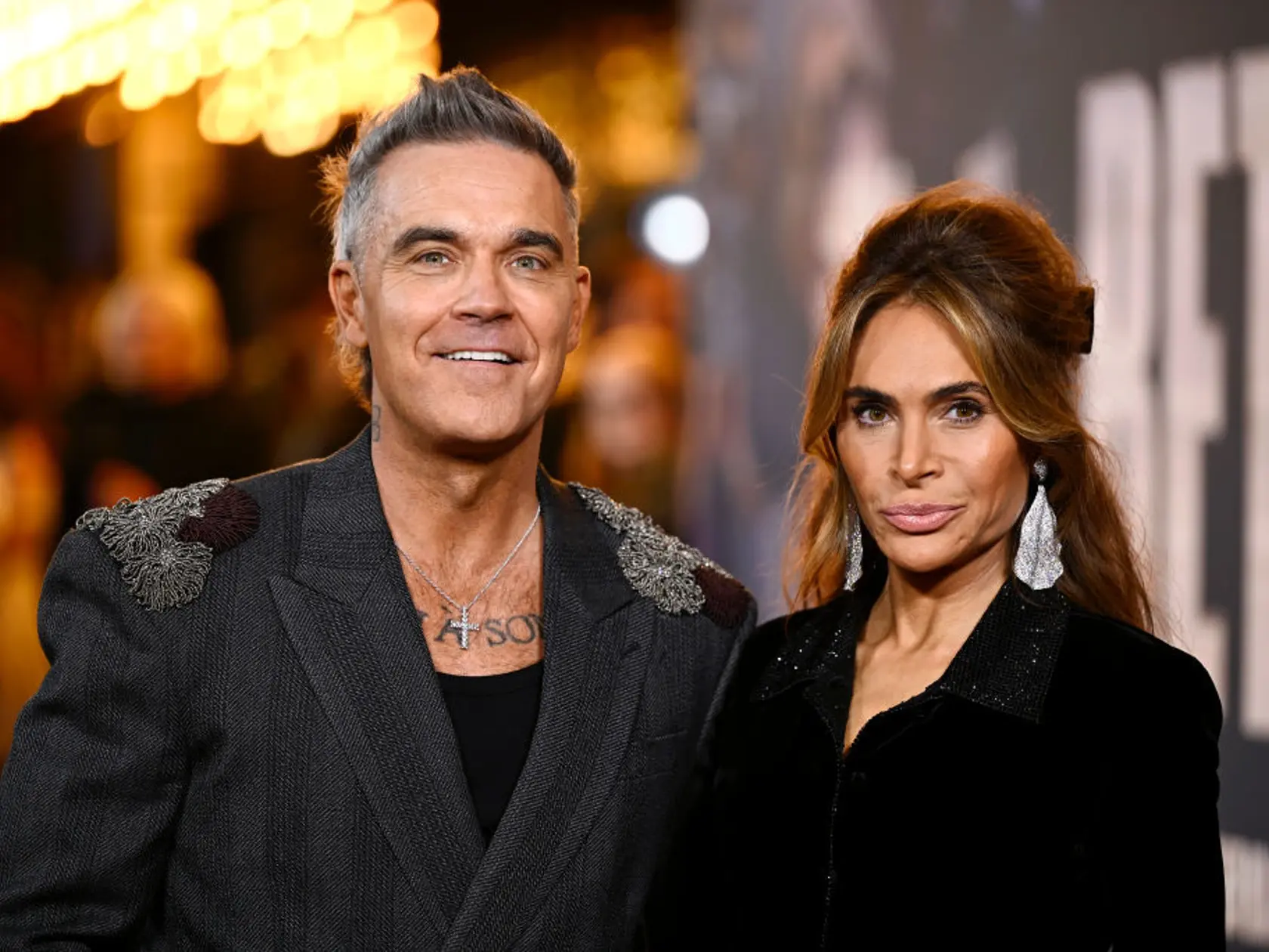 Robbie Williams s manželkou na premiére jeho životopisného filmu Better man 27. novembra 2024