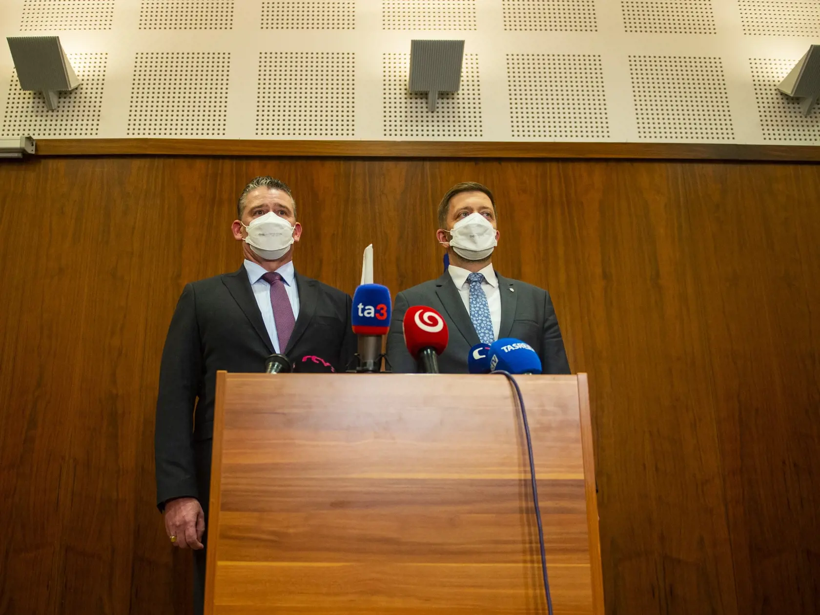 Na snímke zľava minister vnútra SR Roman Mikulec (OĽaNO) a minister vnútra ČR Vít Rakušan počas spoločnej tlačovej konferencie po stretnutí 25. januára 2022 v Bratislave. FOTO TASR - Jakub Kotian