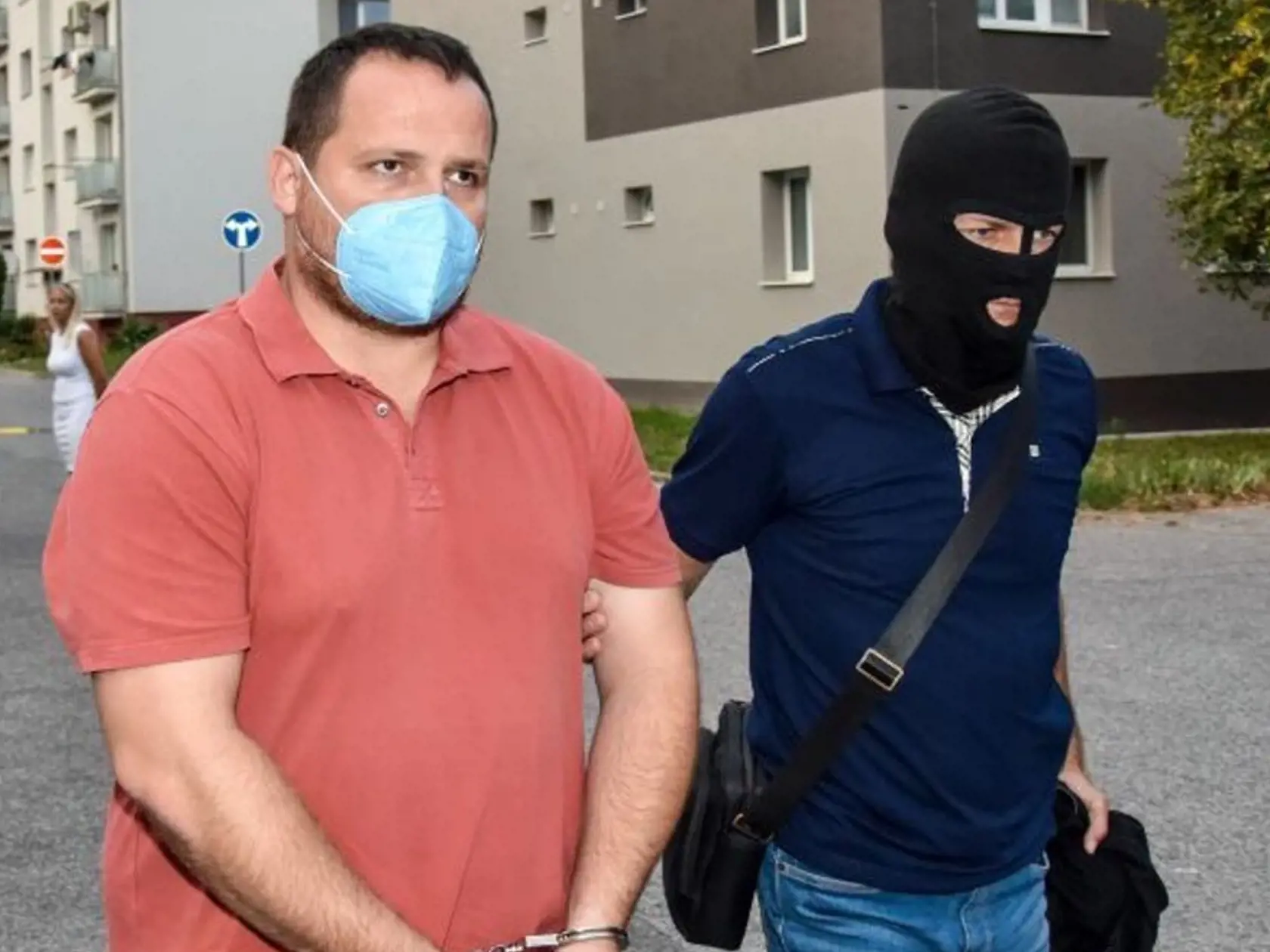 Vyšetrovateľ Pavol Ďurka prichádza v sprievode polície na Okresný súd Bratislava III
