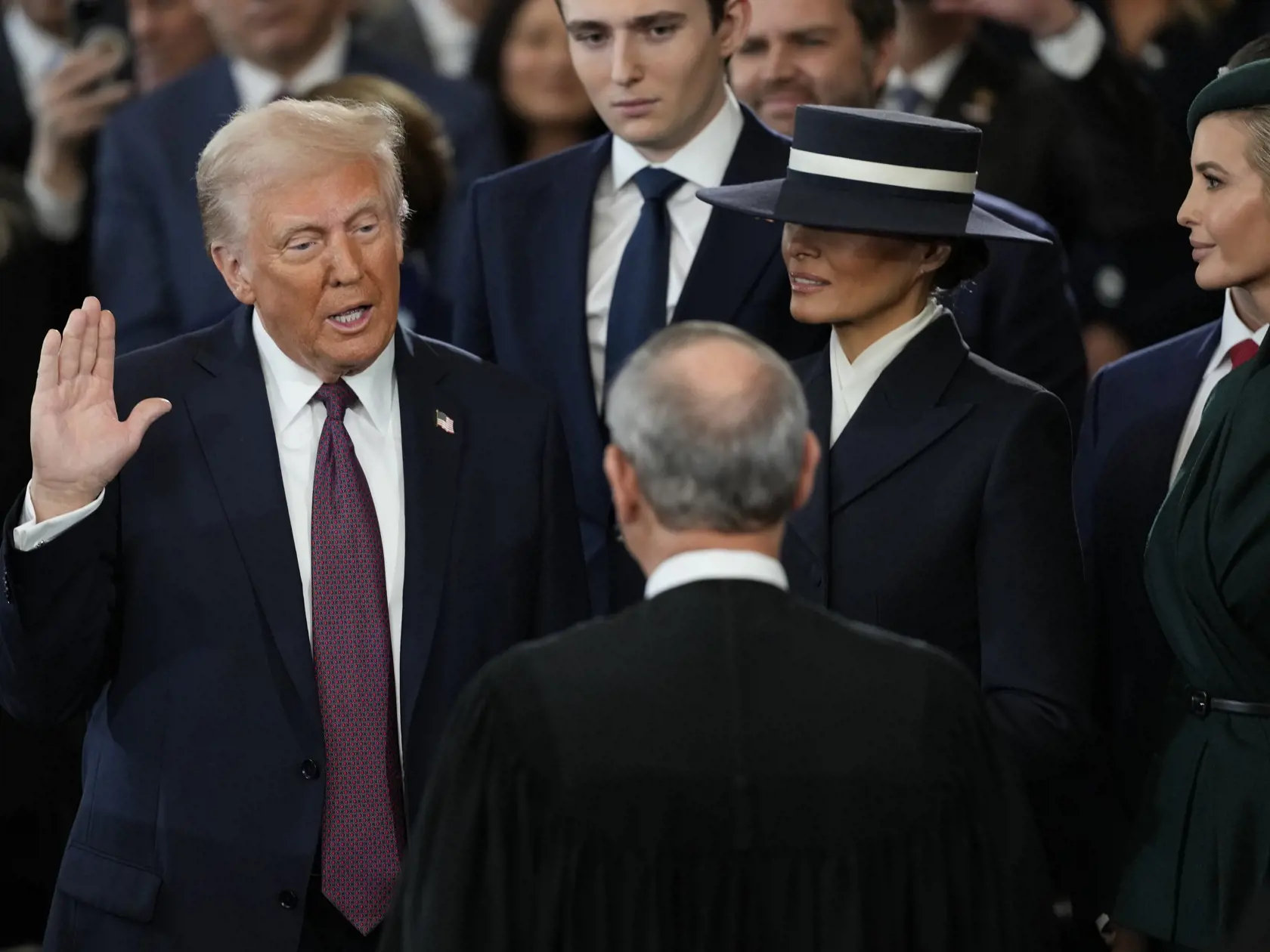 Počas inauguračného dňa, keď sa Melania rozhodla pre klobúk, ktorý jej zakrýval oči.