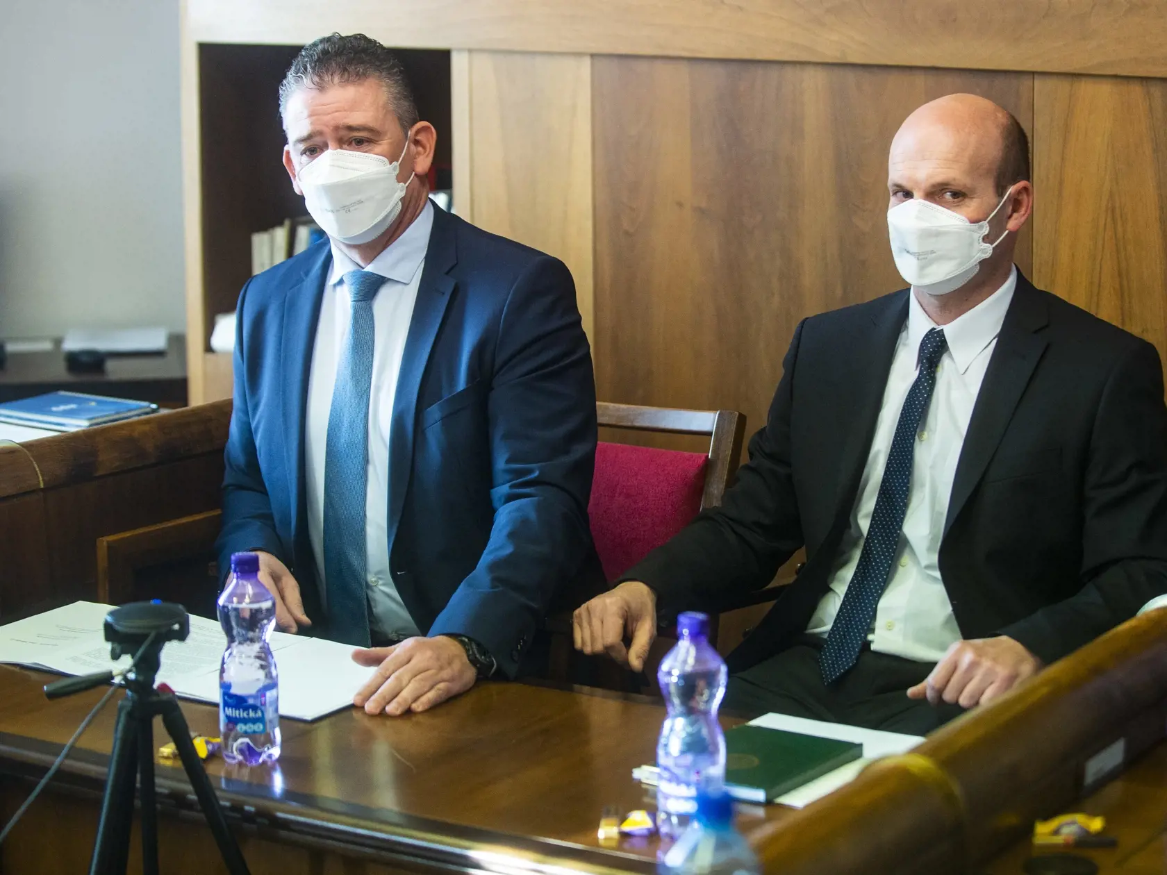 Na snímke zľava minister vnútra SR Roman Mikulec (OĽaNO) a 1. viceprezident Policajného zboru (PZ) Branko Kišš počas rokovania Výboru NR SR pre obranu a bezpečnosť k priebehu šetrenia a spôsobu ako pristupuje Policajný zbor Slovenskej republiky k prípadom ako je incident v Miloslavove, 18. januára 2022 v Bratislave. FOTO TASR - Jakub Kotian