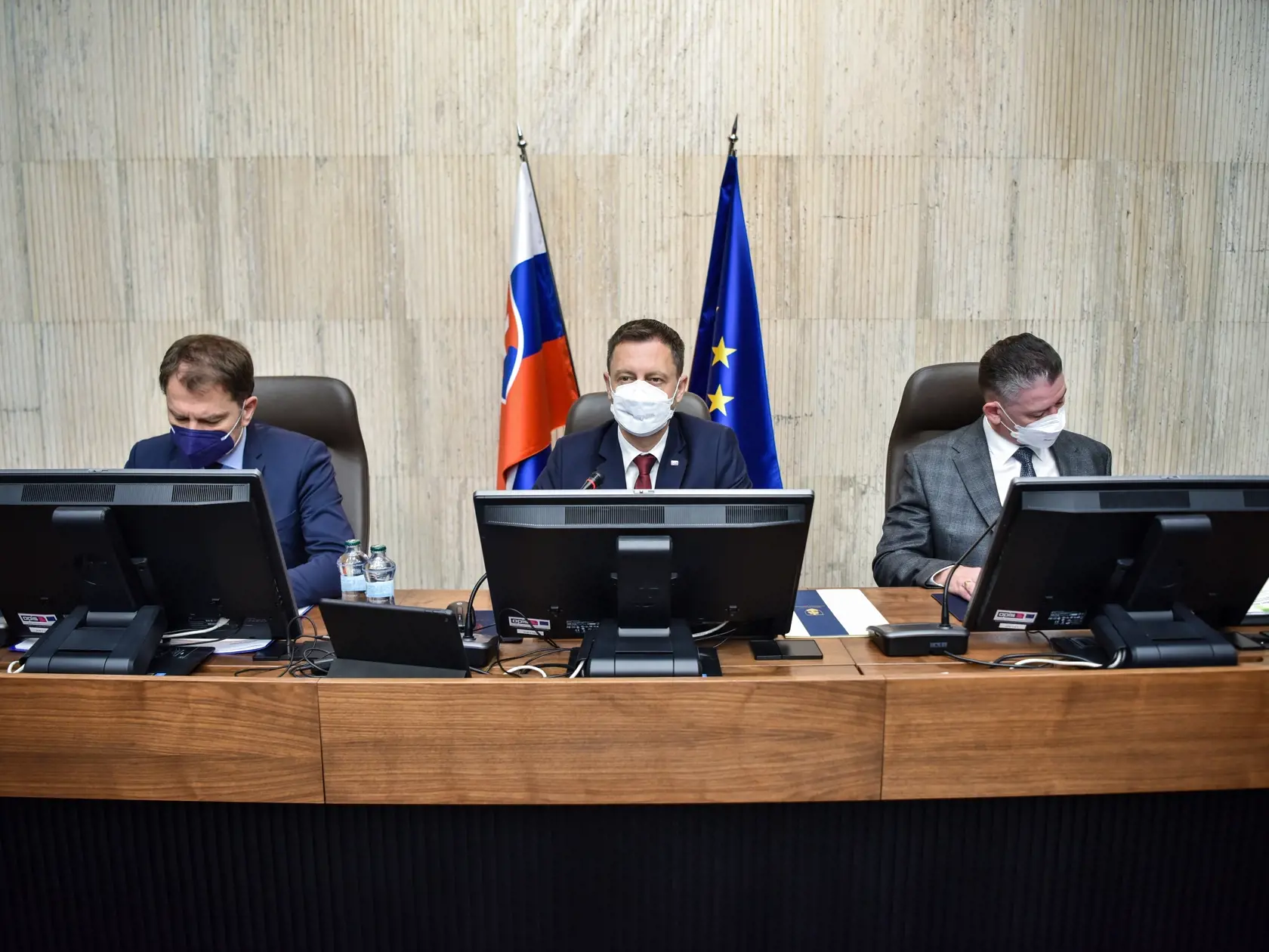 Na snímke zľava podpredseda vlády a minister financií SR Igor Matovič, predseda vlády SR Eduard Heger a minister vnútra SR Roman Mikulec (všetci OĽaNO) počas 54. rokovania vlády SR v Bratislave v stredu 26. januára 2022. FOTO TASR - Pavol Zachar