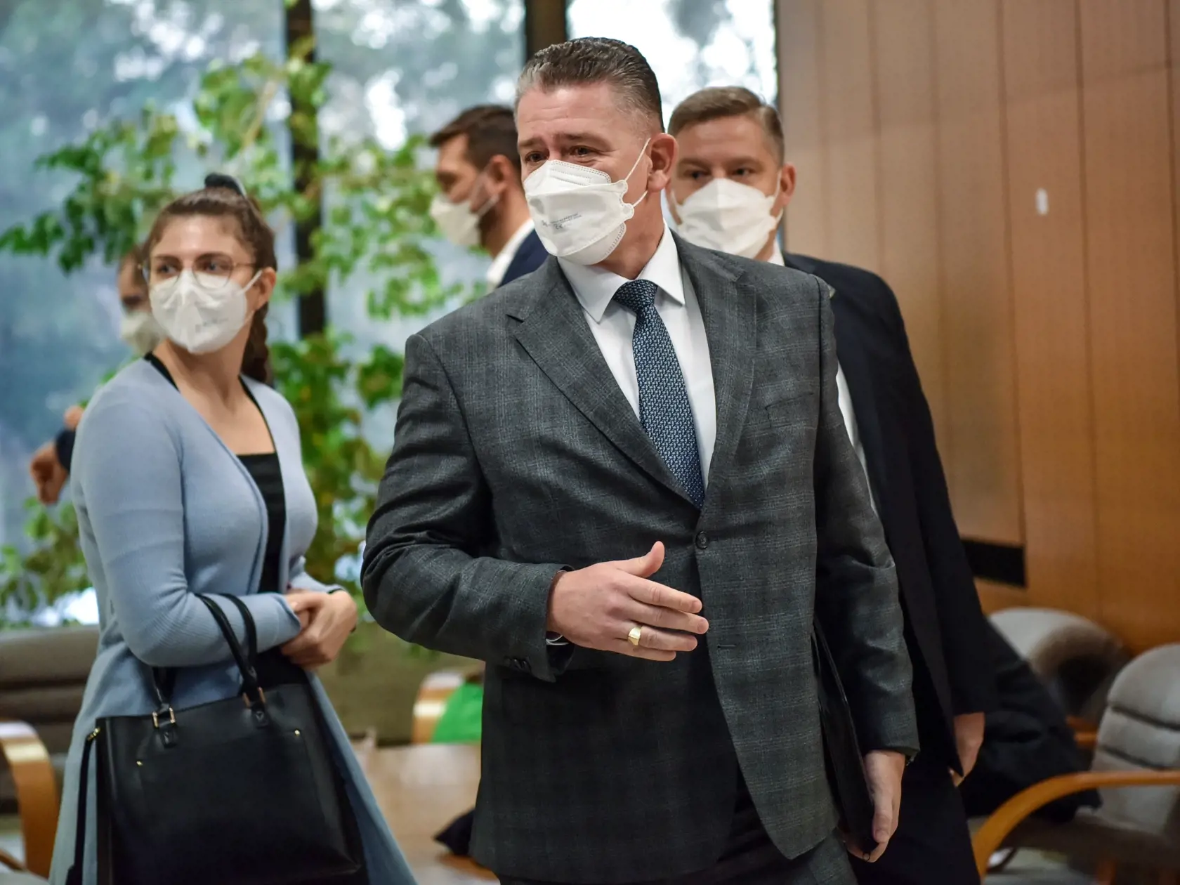 Na snímke uprostred minister vnútra SR Roman Mikulec (OĽaNO) prichádza na 54. rokovanie vlády SR v Bratislave v stredu 26. januára 2022. FOTO TASR - Pavol Zachar