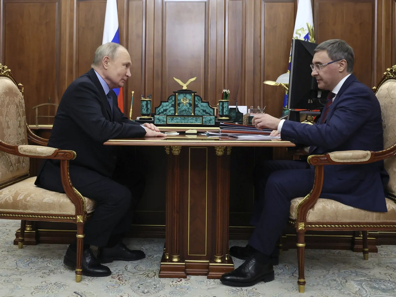 JB 15 Moskva - Ruský prezident Vladimir Putin (vľavo) sa rozpráva s ministrom vedy a vyššieho vzdelávania Valerijom Falkovom počas ich stretnutia v Kremli v Moskve 1. júla 2024. FOTO TASR/AP

Russian President Vladimir Putin, left, speaks to Science and Higher Education Minister Valery Falkov during a meeting at the Kremlin in Moscow, Russia, Monday, July 1, 2024. (Vyacheslav Prokofyev, Sputnik, Kremlin Pool Photo via AP)