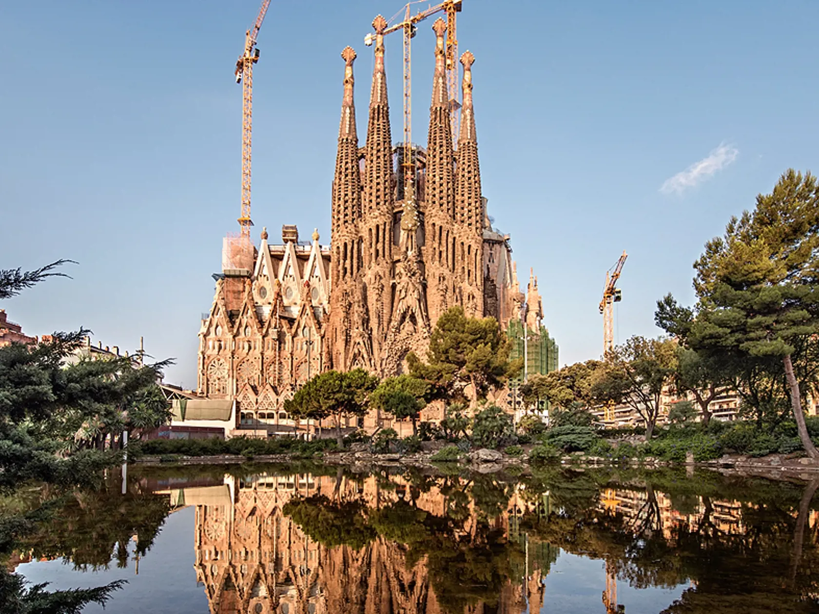 Chrám Sagrada Família v Barcelone evakuovali pre podozrivé auto.