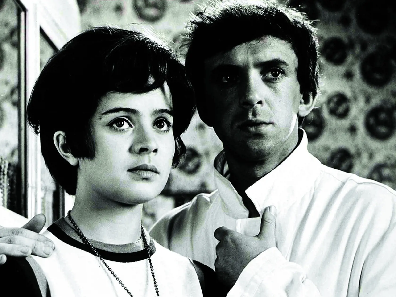 Wie Soll Man Dr. Mracek Ertraenken?, 1970er, 1970s, Film, Jak Utopit Doktora Mracka Aneb Konec Vod, Wie Soll Man Dr. Mracek Ertraenken?, 1970er, 1970s, Film, Jak Utopit Doktora Mracka Aneb Konec Vod, Libuse Safrankova, Jaromir Hanzlik Als sich das Wassermaedchen Jana (Libuse Safrankova) in den jungen Rechtsanwalt Dr. Mracek (Jaromir Hanzlik) verliebt, gibt es fuer ihre Familie nur noch eine Frage: Wie soll man Dr. Mracek ertraenken?. Denn, wenn sich Wassermaenner in menschliche Wesen verlieben i