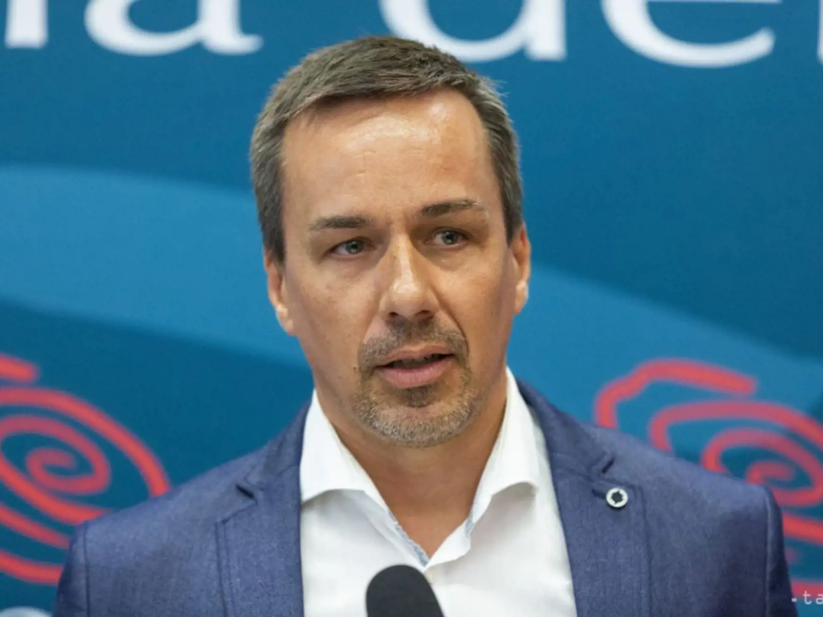 "Vládnu koalíciu zaujímajú viac drogy ako dôchodcovia. Vládnu koalíciu zaujímajú viac hlucháne a psy, ako mladé rodiny s deťmi. Vládnu koalíciu viac zaujíma legalizácia príjmov prostitúcie ako pomoc firmám a živnostníkom v tejto ťažkej dobe pandémie," uviedol Erik Tomáš (Hlas-SD)