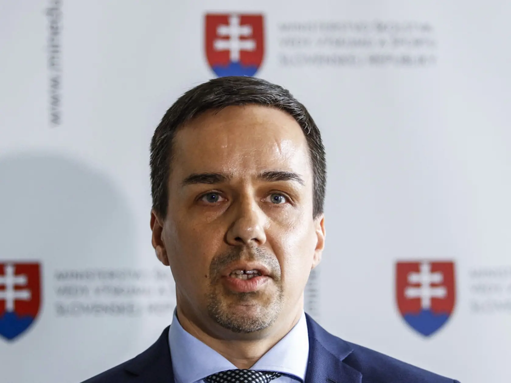 Tomáš pripomenul, že vládna koalícia má vo vlastnom programovom vyhlásení napísané, že do štátnej služby bude obsadzovať odborníkov namiesto tzv. našich ľudí. „A vidíme, čo sa tu zatiaľ udialo. Hutníci a lesníci riadia nemocnice. Okresné úrady obsadili úderky OĽaNO svojimi nominantami bez akýchkoľvek výberových konaní. Asi už bude OĽaNO a celá vládna koalícia vymieňať aj upratovačky, ešte aj tie budú politicky obsadzované,“ myslí si Erik Tomáš.
