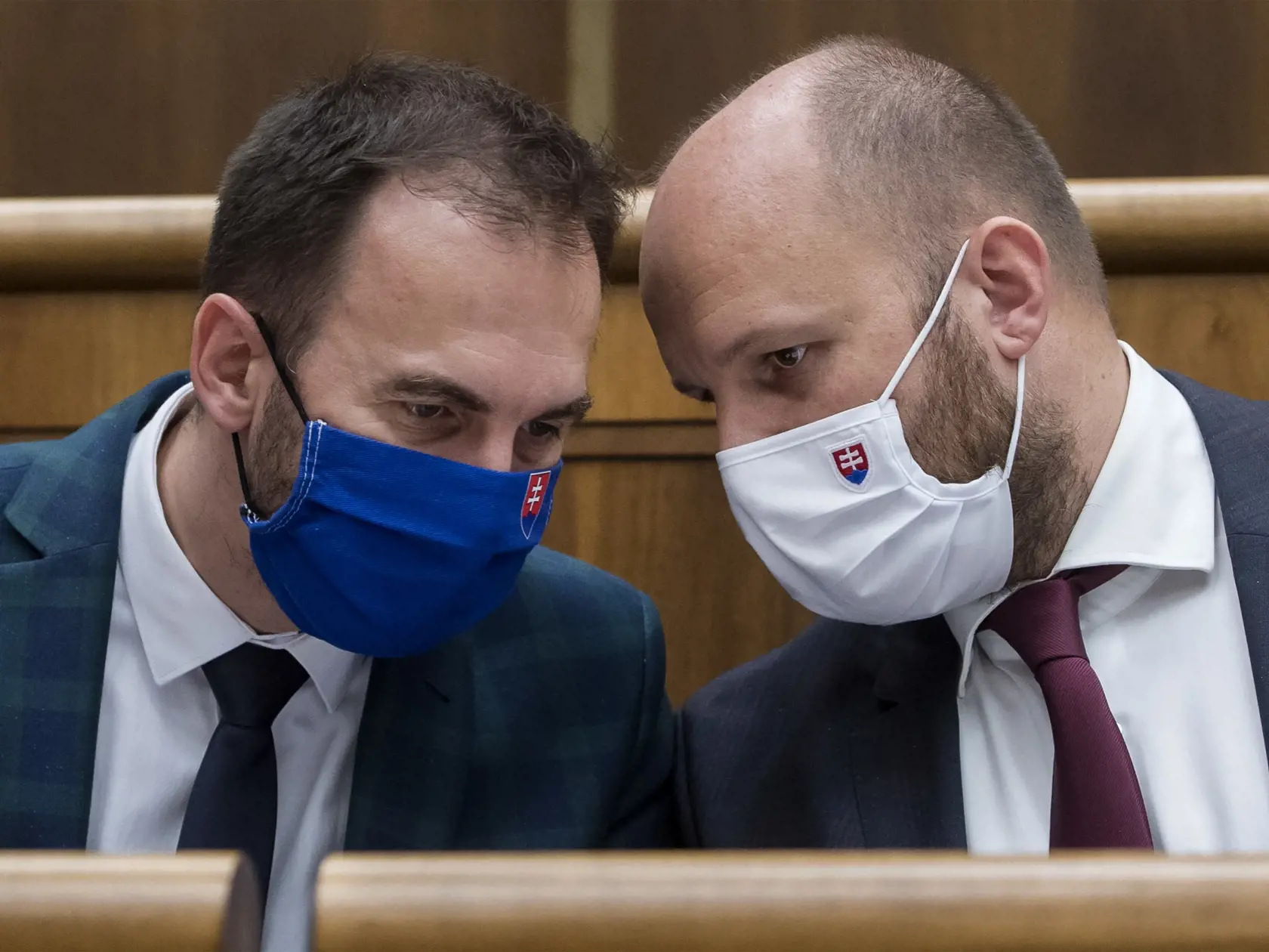 Na snímke vpravo minister obrany SR Jaroslav Naď a vľavo poslanec parlamentu Michal Šipoš (obaja OĽaNO) počas rokovania 8. schôdze Národnej rady SR v Bratislave 3. júna 2020. FOTO TASR - Martin Baumann