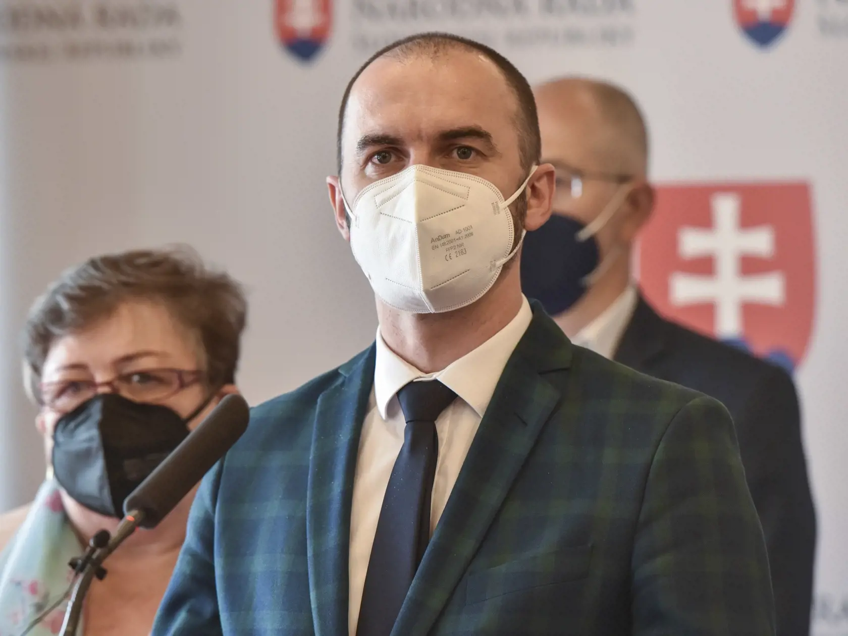 Na snímke uprostred predseda poslaneckého klubu OĽaNO Michal Šipoš počas tlačového brífingu po skončení 26. schôdze NR SR 21. apríla 2021 v Bratislave. Poslanci Národnej rady (NR) SR v stredu neschválili program mimoriadnej schôdze parlamentu, ktorú inicioval Smer-SD v súvislosti s pandémiou nového koronavírusu. FOTO TASR - Pavol Zachar