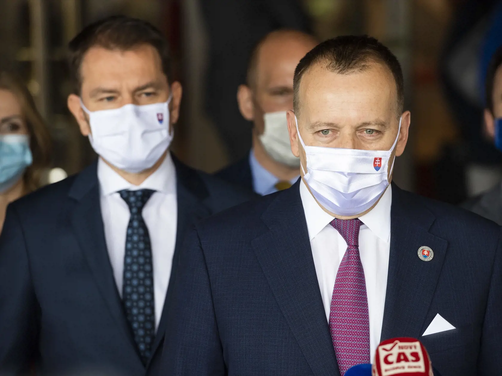 Na snímke zľava poslankyňa Petra Krištúfková (Sme rodina), predseda vlády SR Igor Matovič (OĽaNO), podpredseda NR SR Gábor Grendel (OĽaNO), predseda NR SR Boris Kollár (Sme rodina), poslanec Michal Šipoš (OĽaNO) počas tlačovej konferencie koalície po schválení programového vyhlásenia vlády na 6. rokovaní NR SR v Bratislave 30. apríla 2020. FOTO TASR - Jaroslav Novák
