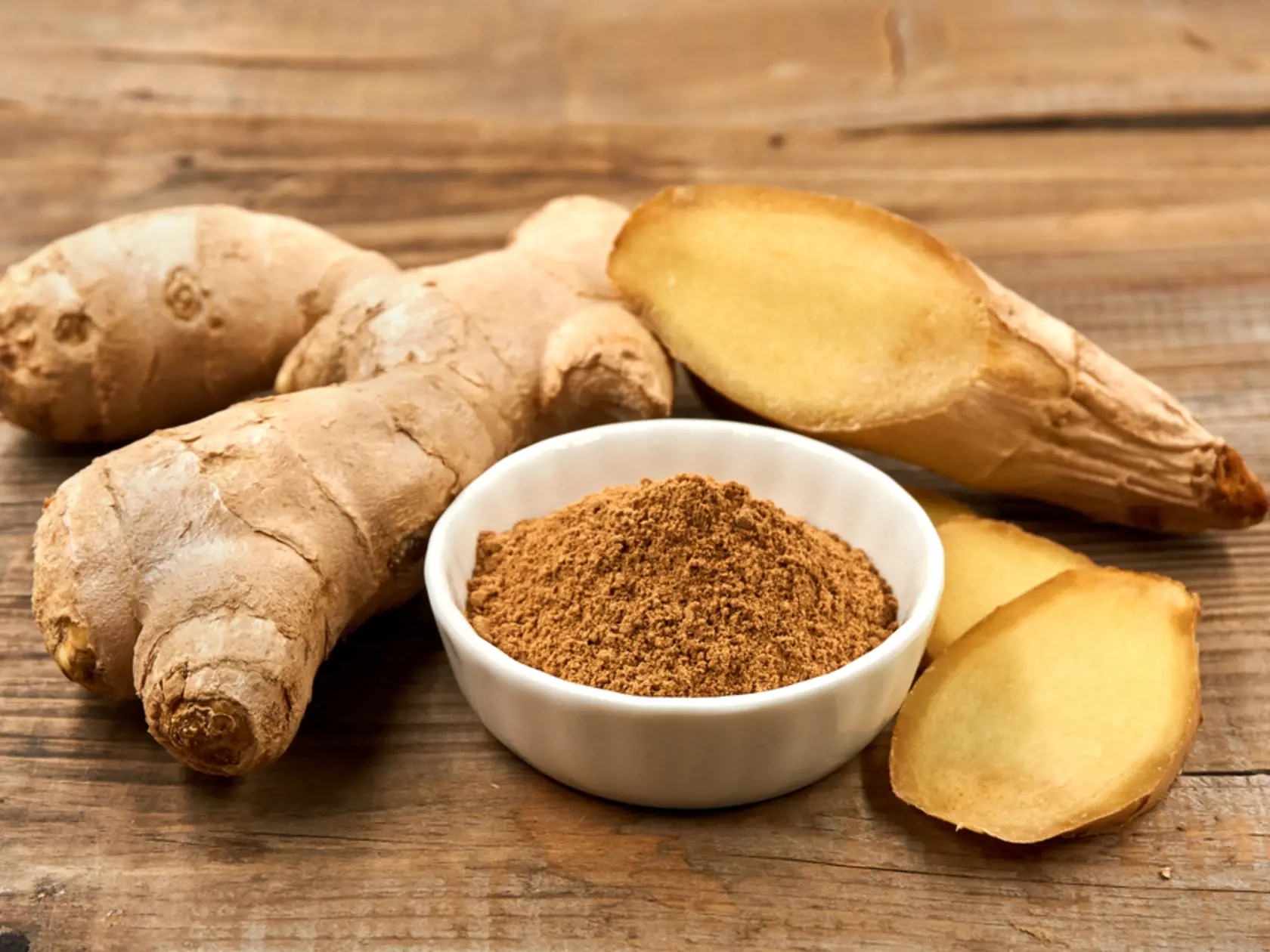 Prečo je ideálny na boj s vráskami? Zázvor obsahuje množstvo antioxidantov, práve tie sa postarajú o to, aby sa elastín z pokožky neodbúraval príliš rýchlo. Pravidelne si môžete dať šálku zázvorového čaju alebo ho pokojne jedzte čerstvý. Opäť ho môžete využiť aj ako súčasť masky. Zázvor podporí krvný obeh a osvieži pleť. Stačí, keď menší koreň nastrúhate a zmiešate s lyžicou medu. Hmotu pomiešajte a naneste na tvár. Pri aplikácii dávajte pozor, aby ste si ho nenaniesli príliš blízko k očiam, ina