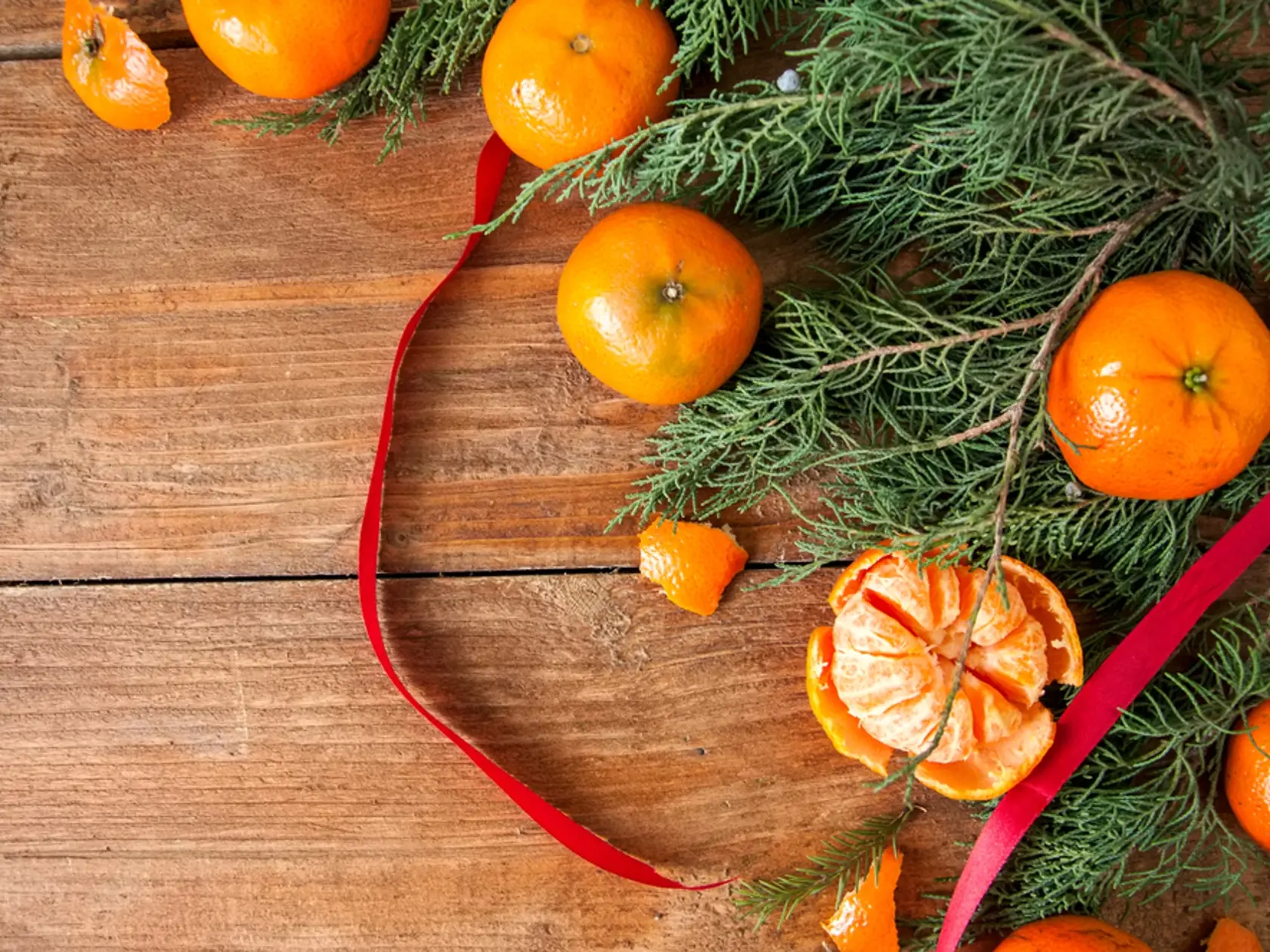 Tangerines,(mandarins),With,Christmas,Tree,Branches,And,Red,Rope,On