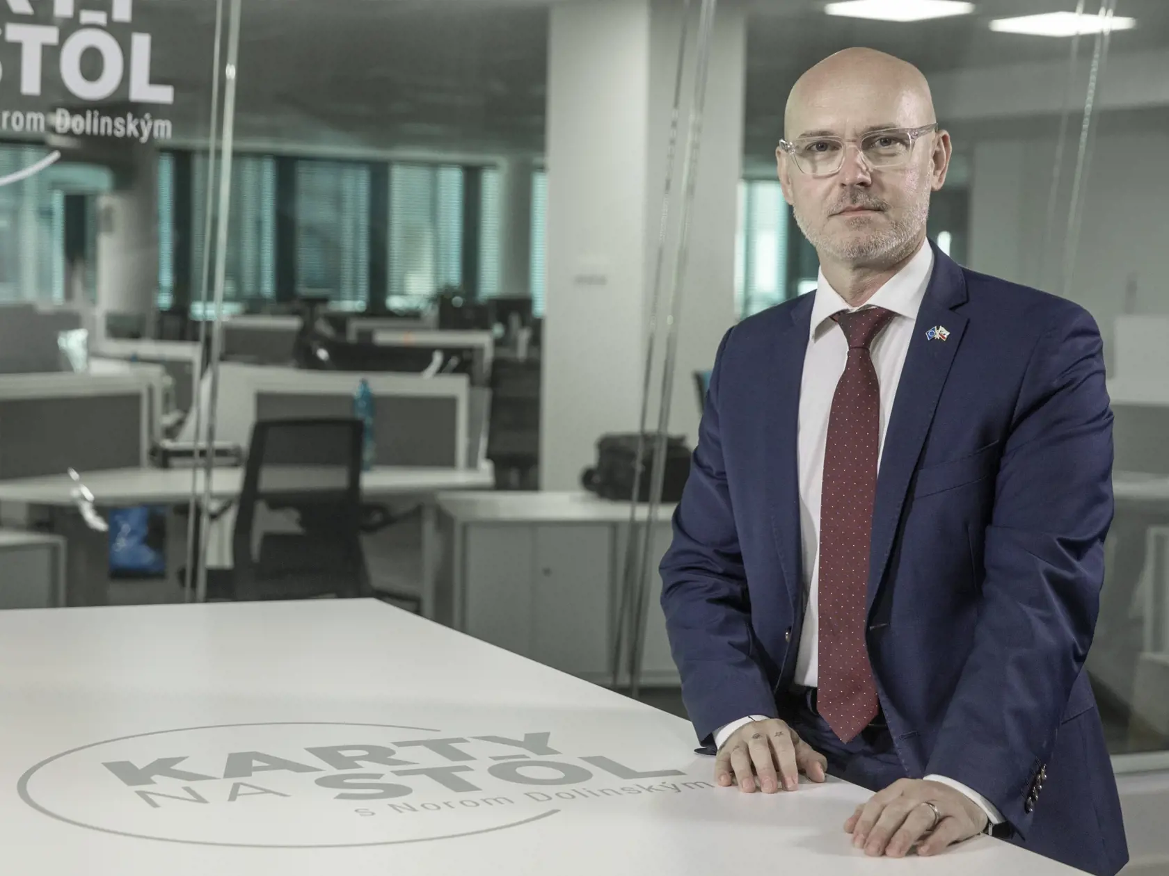 Na snímke je diskusná relácia "Karty na stôl", ktorej hosťom bol Branislav Gröhling za stranu SaS.