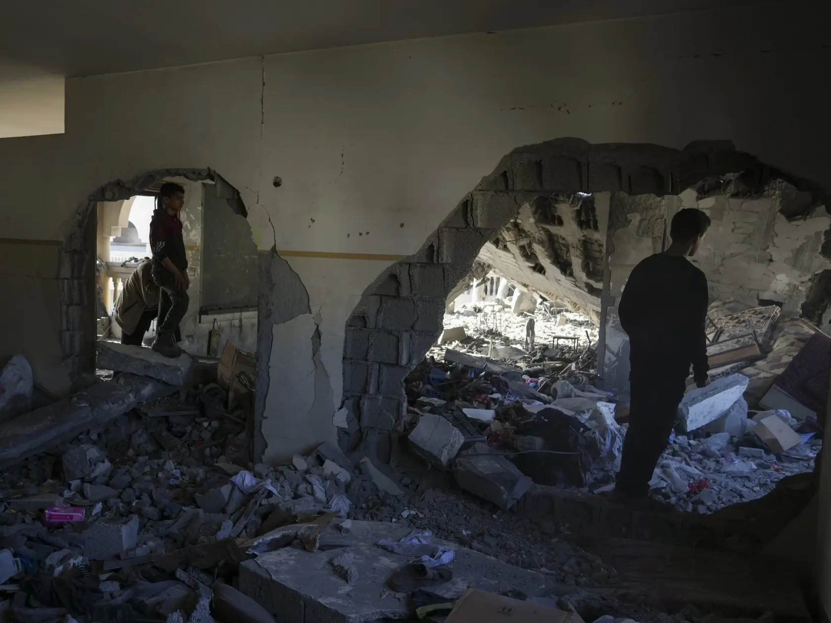 Palestínčania skúmajú trosky budovy zničenej školy Al-Tabi'in po izraelskom leteckom útoku na centrálne Pásmo Gazy 18. marca 2025. Počet obetí izraelských útokov v Pásme Gazy stúpol na viac ako 400, informovalo v utorok ministerstvo zdravotníctva pod správou palestínskeho militantného hnutia Hamas. Ďalších vyše 560 ľudí utrpelo zranenia a Červený kríž varoval pred preťažením zdravotníckych zariadení v enkláve. Hamas z útokov viní podporu Spojených štátov pre Izrael.