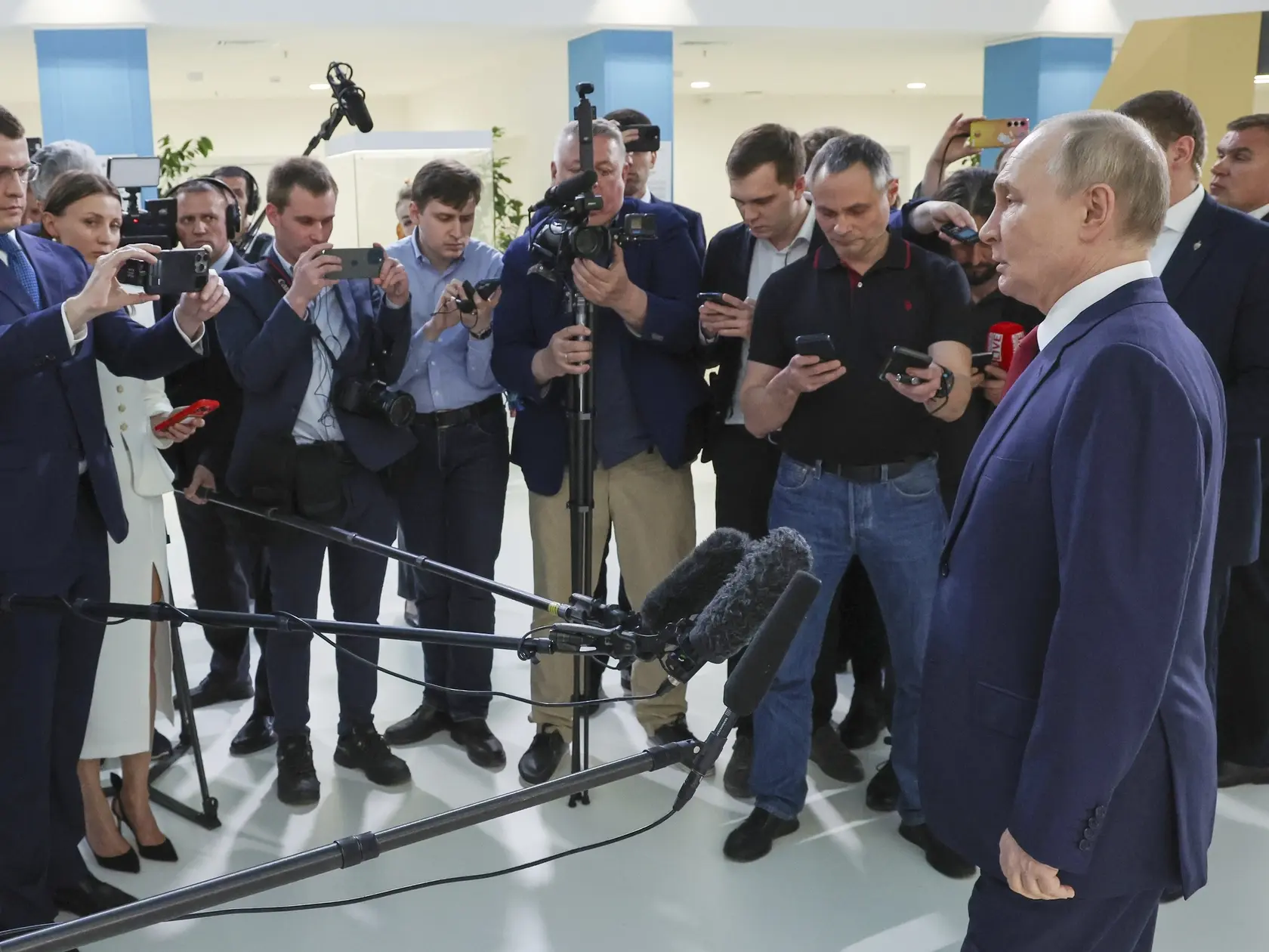 WA 47 Soči - Ruský prezident Vladimir Putin (vpravo) informuje novinárov o telefonáte s  americkým prezidentom Donaldom Trumpom na predmestí Soči v pondelok 19. mája 2025. Telefonát trval viac než dve hodiny. Šéf Kremľa ho označil za úprimný, informatívny a užitočný. Rusko je podľa Putinových slov pripravené spolupracovať s Ukrajinou na memorande o budúcich mierových rokovaniach, ktoré by tiež mohlo zahŕňať otázky budúceho prímeria a zásady urovnania konfliktu. FOTO TASR/AP   

Russian President Vladimir Putin, right, speaks to journalists after his phone talks with U.S. President Donald Trump at the Sirius Park of Science and Art outside Sochi, Russia, on Monday, May 19, 2025. (Vyacheslav Prokofyev, Sputnik, Kremlin Pool Photo via AP)