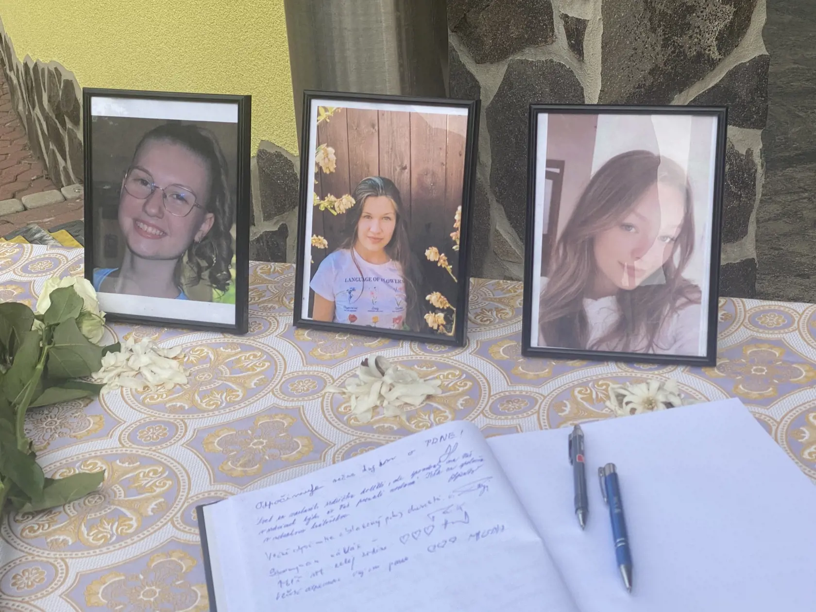 Pohreb Katky (†17) Lucky (†17) a Sofie (†18), obetí nehody pri Spišskej Kapitule.