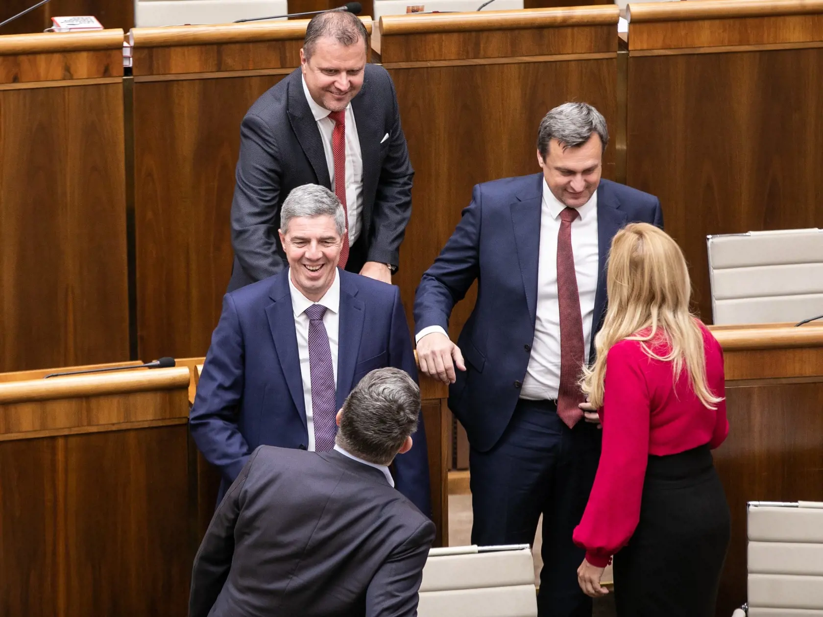 Odvolávanie ministra dopravy Árpáda Érseka sa pre neschopnosť parlamentu uznášať sa, presunulo zo štvrtka na piatok.