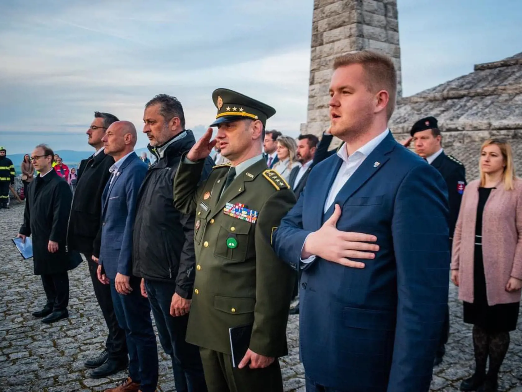 Michal Bartek -  NA MOHYLE VZPLANULI OHNE NA POČESŤ VEĽKÉHO SYNA NÁŠHO NÁRODA - GENERÁLA ŠTEFÁNIKA