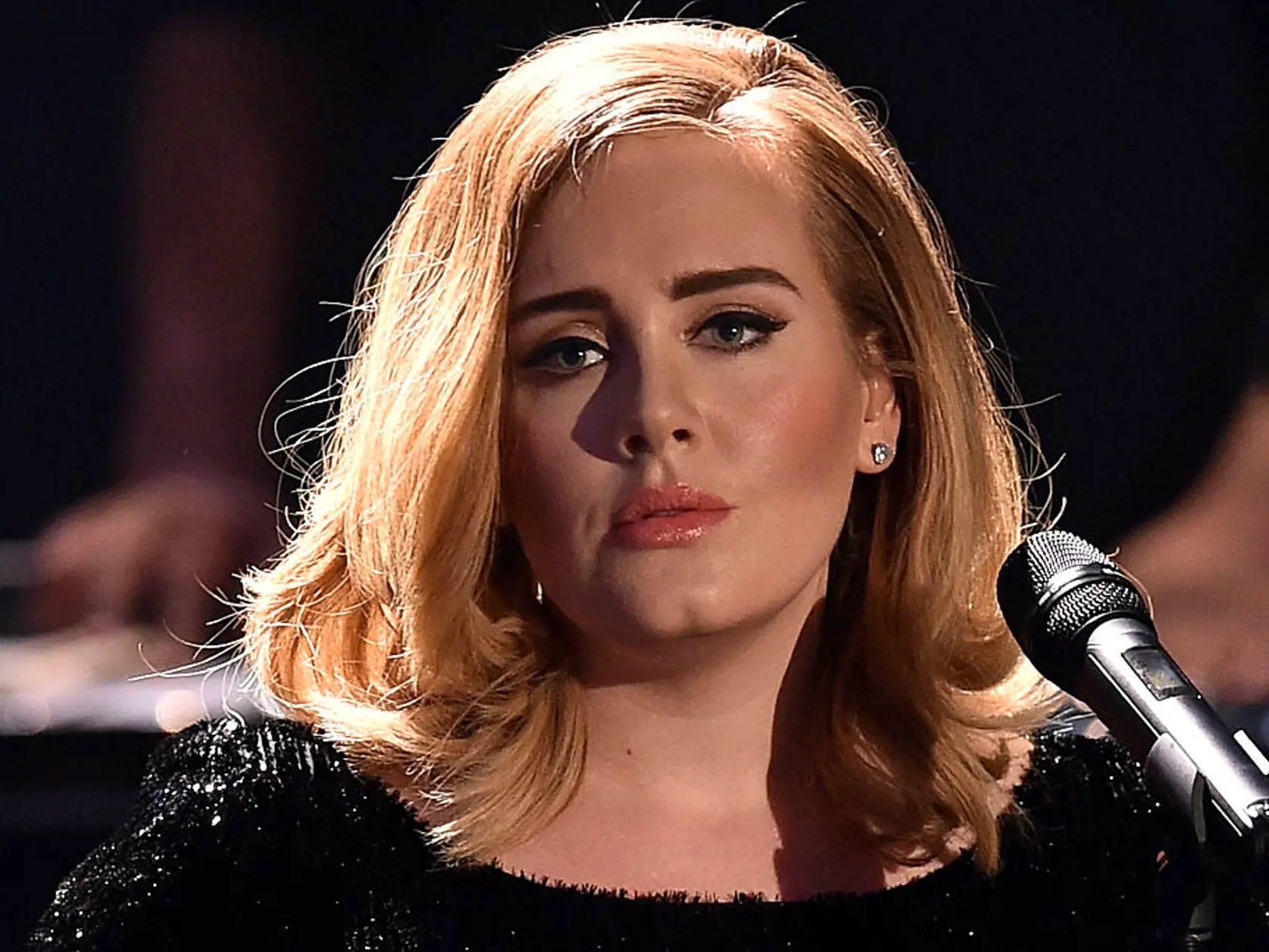 Adele - Žne úspech za úspechom, no depresia neobišla ani ju. ´Dokážem sa do nej, ale i z nej rýchlo dostať,´ priznala britská speváčka Adele. Nepríjemné stavy ju trápili najmä po pôrode. ´Nehovorila som o tom s nikým. Bola som veľmi priečna,´ prezradila speváčka. Napokon sa však rozhodla prehovoriť o depresii aj verejne.