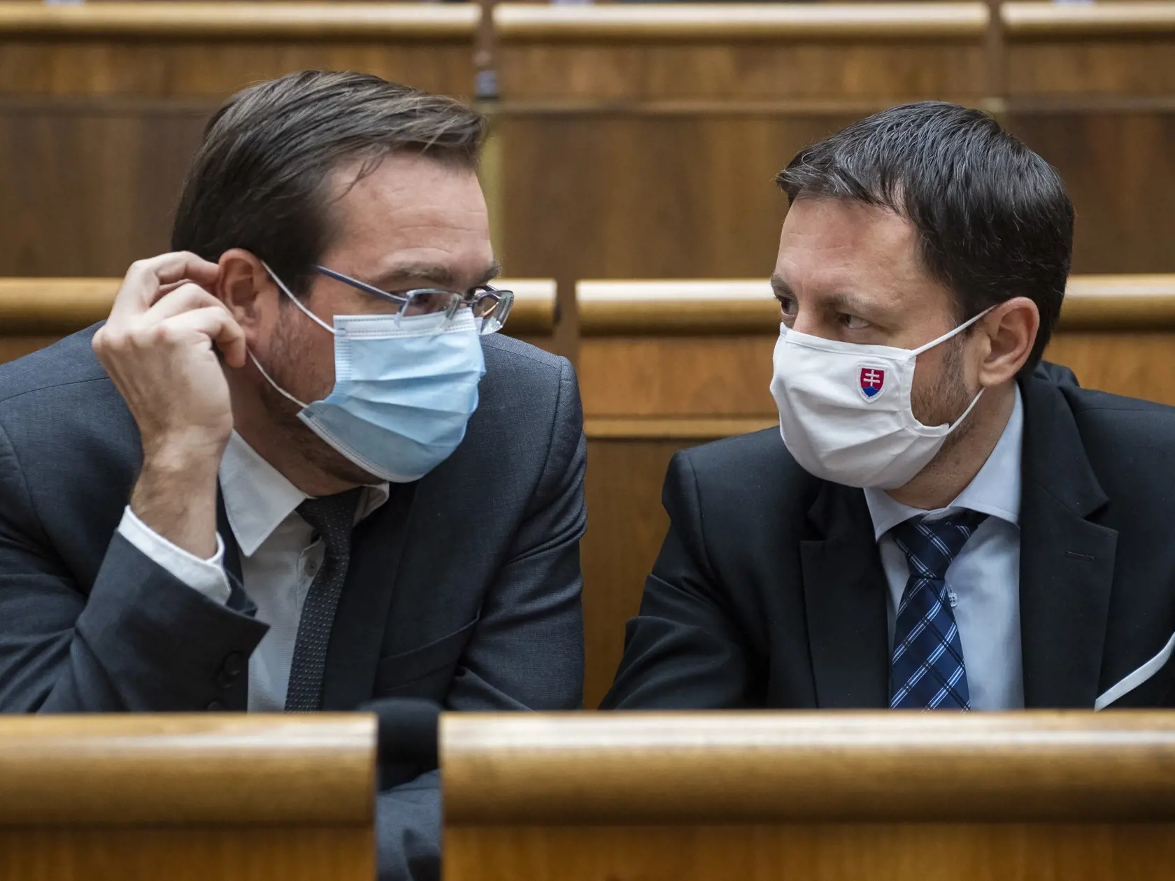 Marek Krajčí ako minister zdravotníctva, Eduard Heger ako minister financií. Snímka je z apríla 2020, keď vláda v parlamente obhajovala svoje programové vyhlásenie. FOTO TASR - Jaroslav Novák
