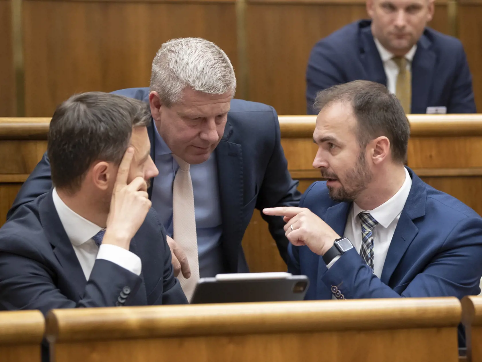 Záber z parlamentu: premiér Eduard Heger v rozhovore s predsedom klubu OĽaNO Michalom Šipošom a ministrom zdravotníctva Vladimírom Lengvarským.