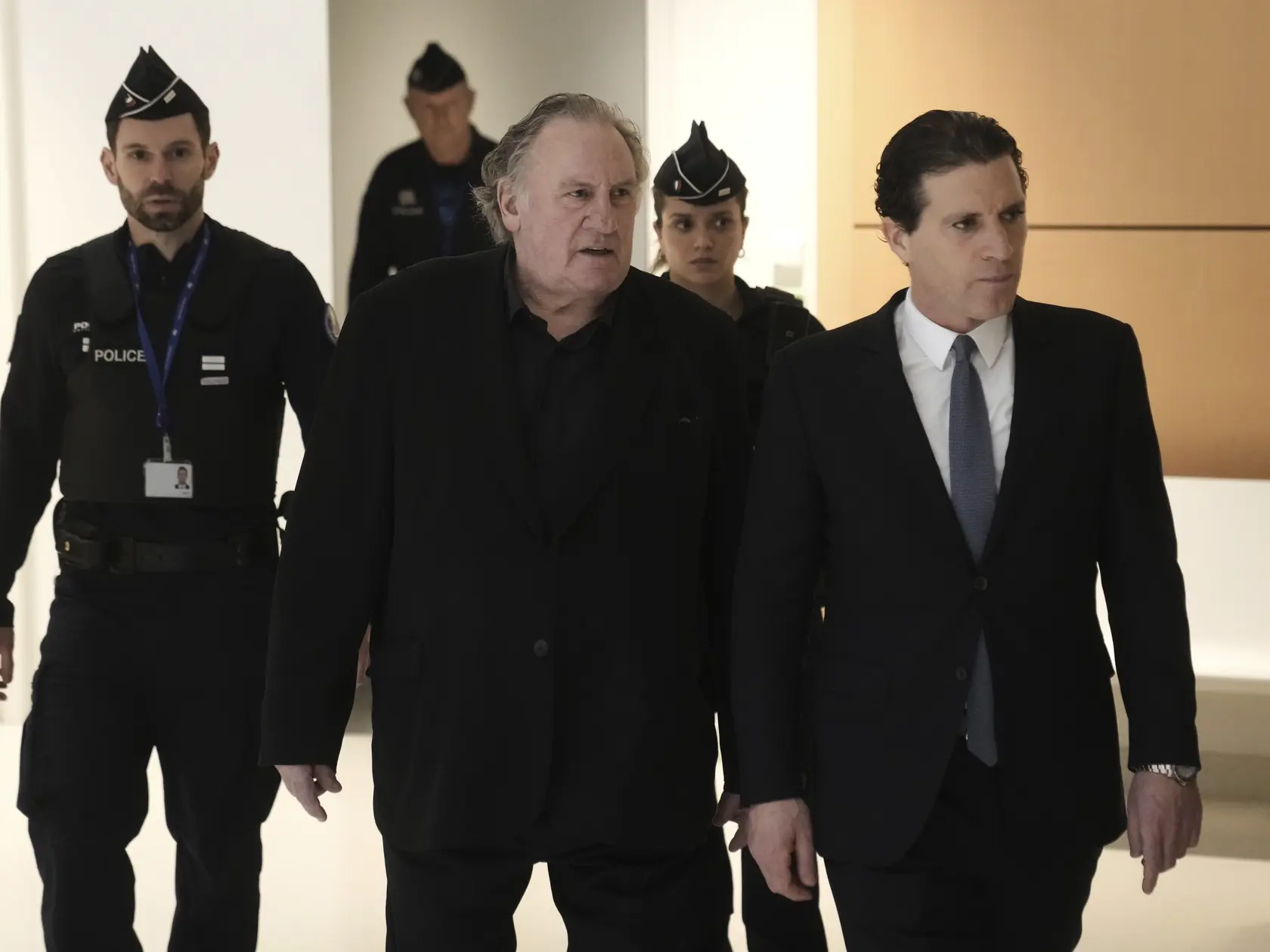WA 3 Paríž - Francúzsky herec Gérard Depardieu (uprostred) a jeho právnik Jérémie Assous (vpravo) prichádzajú na súd v Paríži v pondelok 24. marca 2025. V pondelok sa začal súdny proces s Gérardom Depardieuom obvineným zo sexuálneho napadnutia dvoch žien počas nakrúcania filmu Zelené okenice v roku 2021. Súd proces v októbri odročil pre hercov zdravotný stav. FOTO TASR/AP  


Actor Gerard Depardieu, center, who is facing trial for the alleged sexual assaults of two women on a film set in 2021, arrives with his lawyer Jeremie Assous, right, Monday, March 24, 2025 in Paris. (AP Photo/Thibault Camus)