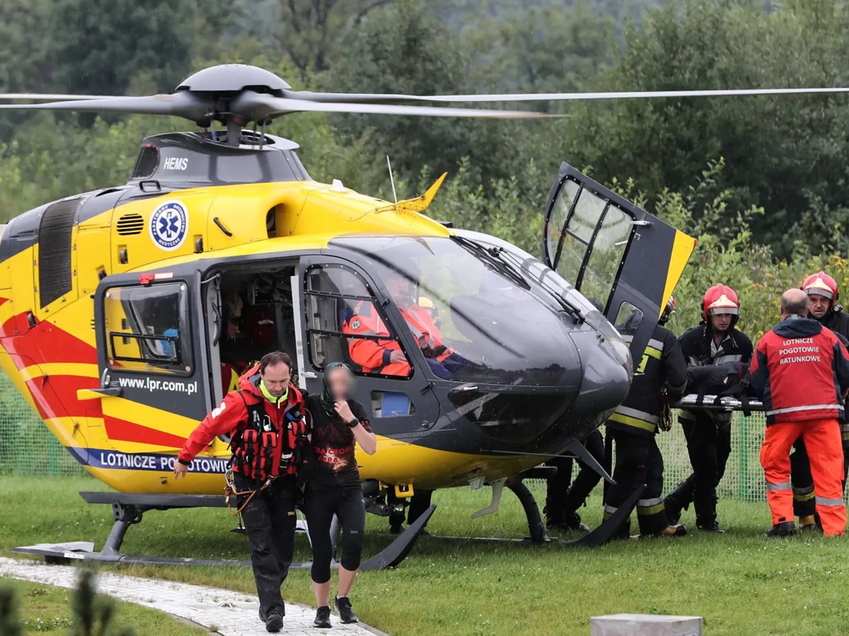 Záchranná akcia v poľských Tatrách spred 2 rokov. Pri údere blesku sa zranilo najmenej 140 ľudí.