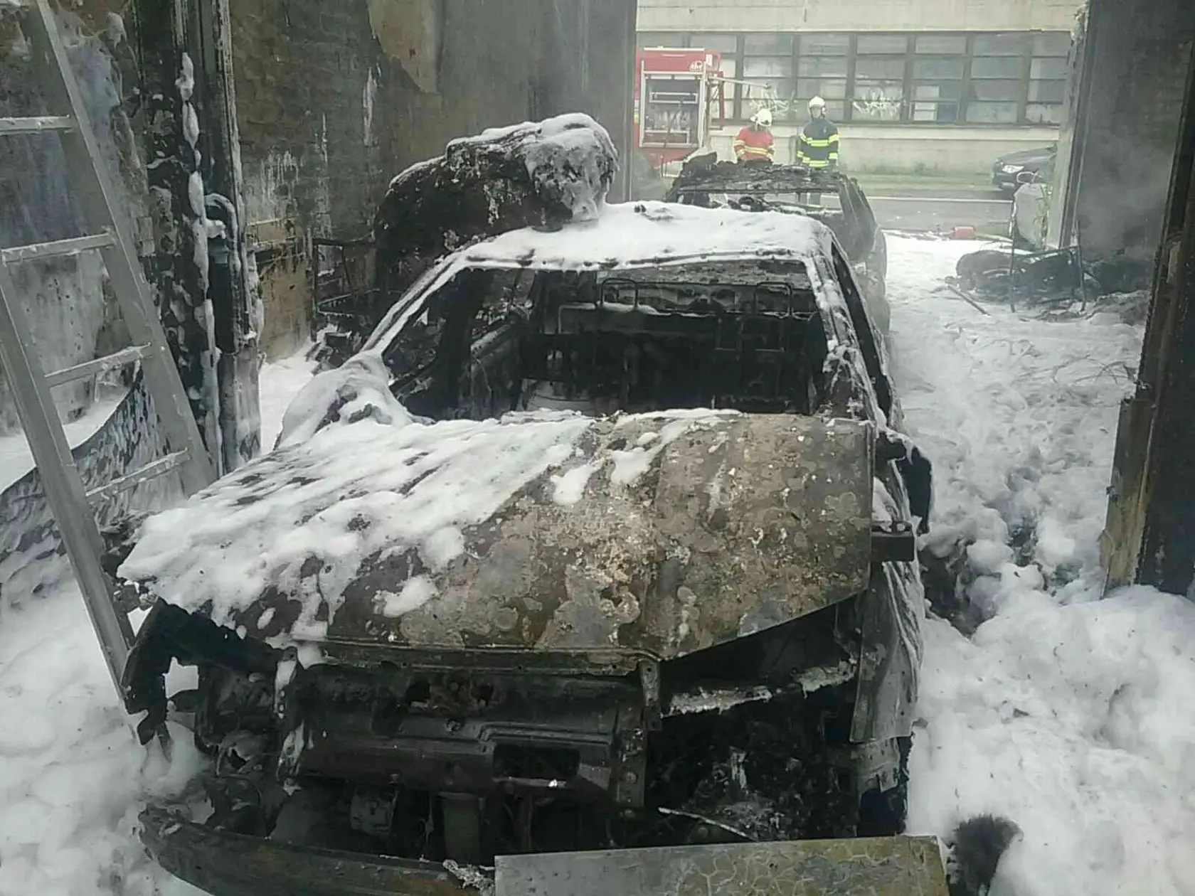 Požiar autodielne v Leviciach
