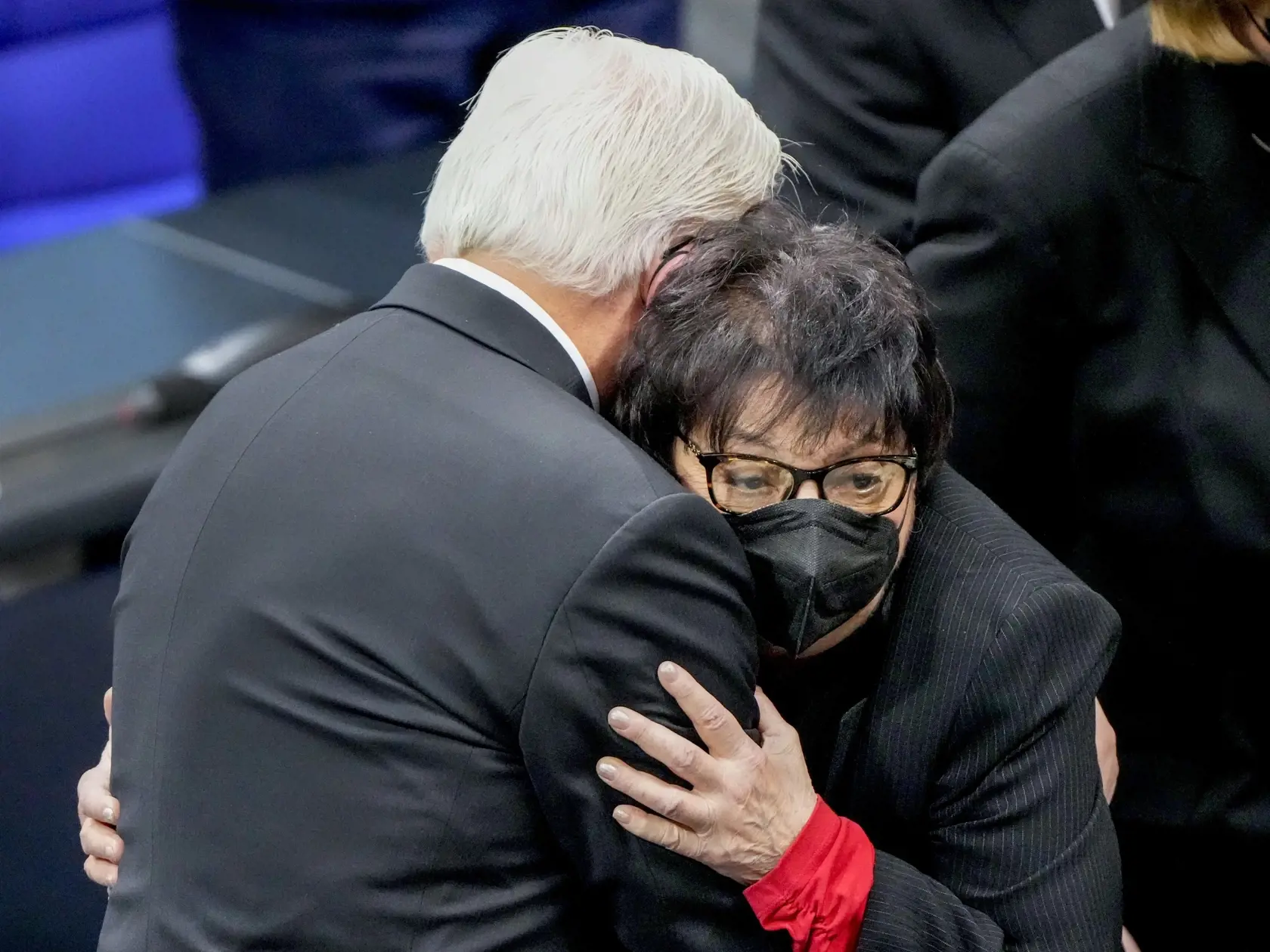JB 28 Berlín - Nemecký prezident Frank-Walter Steinmeier (vľavo) sa objíma s preživšiou holokaustu Inge Auerbacherovou počas jej vystúpenia na zasadnutí nemeckého parlamentu Bundestag v Berlíne 27. januára 2022 pri príležitosti Medzinárodného dňa pamiatky obetí holokaustu. FOTO TASR/AP

Holocaust survivor Inge Auerbacher, right, hugs German President Frank-Walter Steinmeier speaks during a special meeting commemorating the victims of the Holocaust on the International Holocaust Remembrance Day i