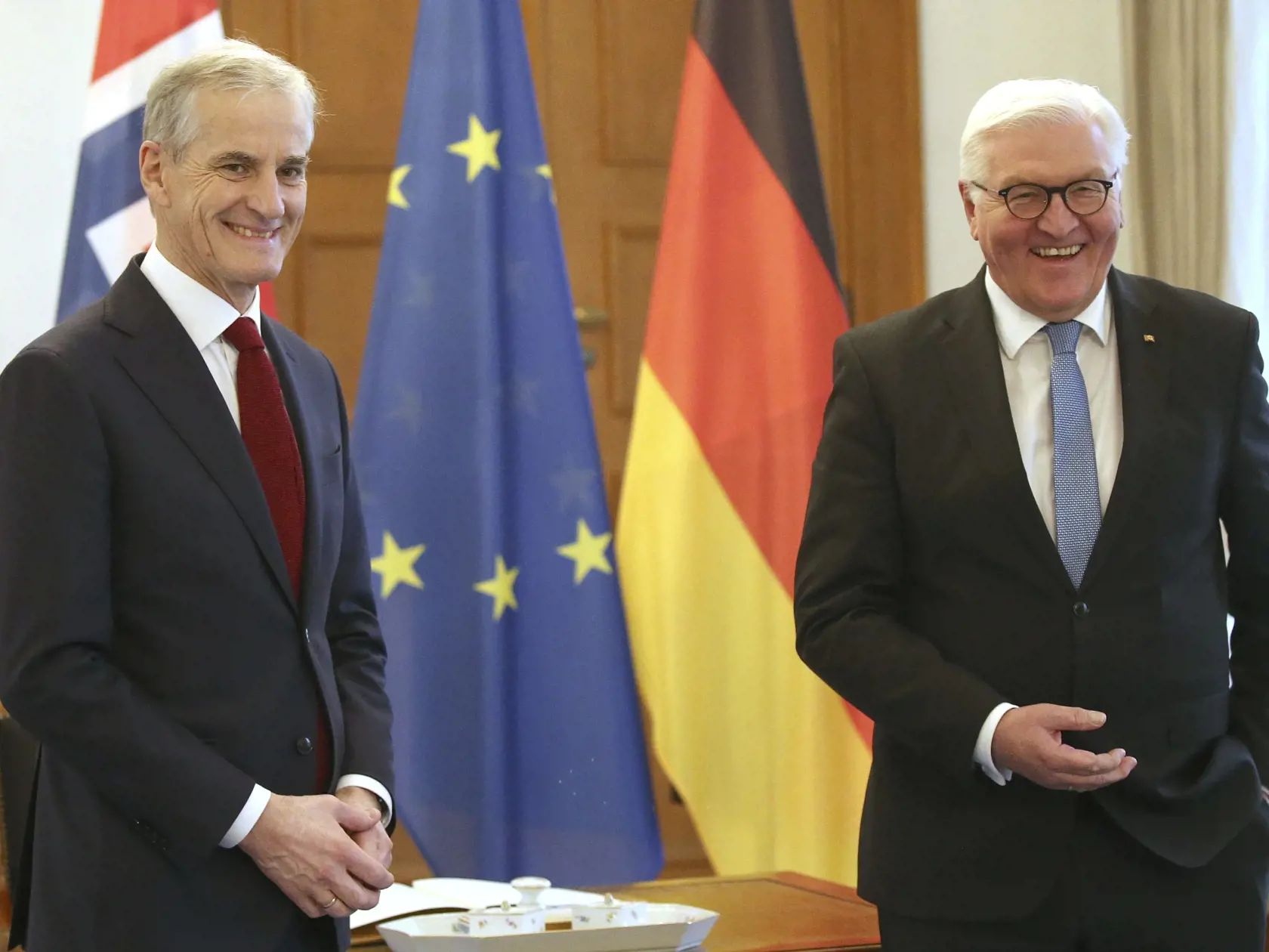 JB 21 Berlín - Nemecký prezident Frank-Walter Steinmeier (vpravo) víta nórskeho premiéra Jonasa Gahra Storea pred ich stretnutím v paláci Bellevue v Berlíne 19. januára 2022. FOTO TASR/AP 

German President Frank-Walter Steinmeier, right, receives Norwegian Prime Minister Jonas Gahr Store on the occasion of their talks at Bellevue Palace, in Berlin, Wednesday, Jan. 19, 2022. (Wolfgang Kumm/dpa via AP)