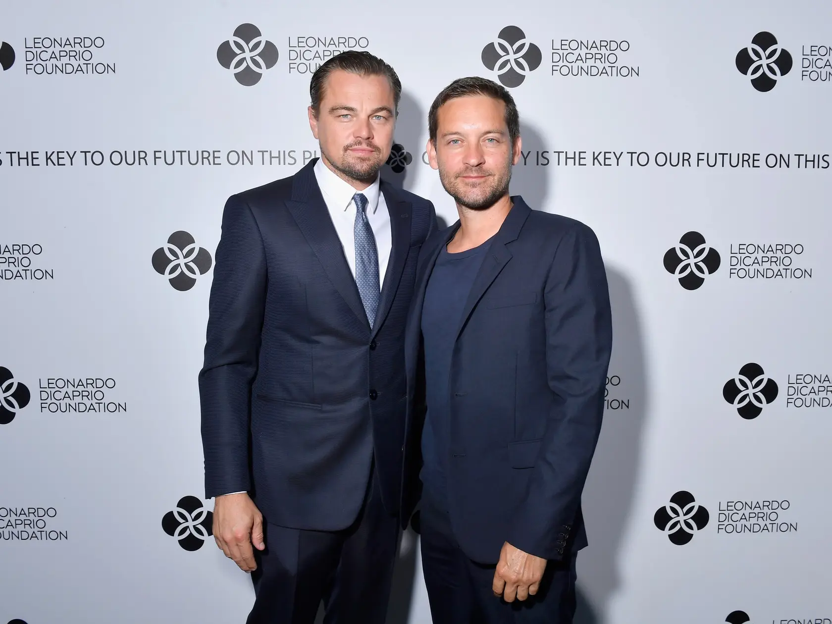 DiCaprio a Maguire (vpravo) sú dlhoroční priatelia.