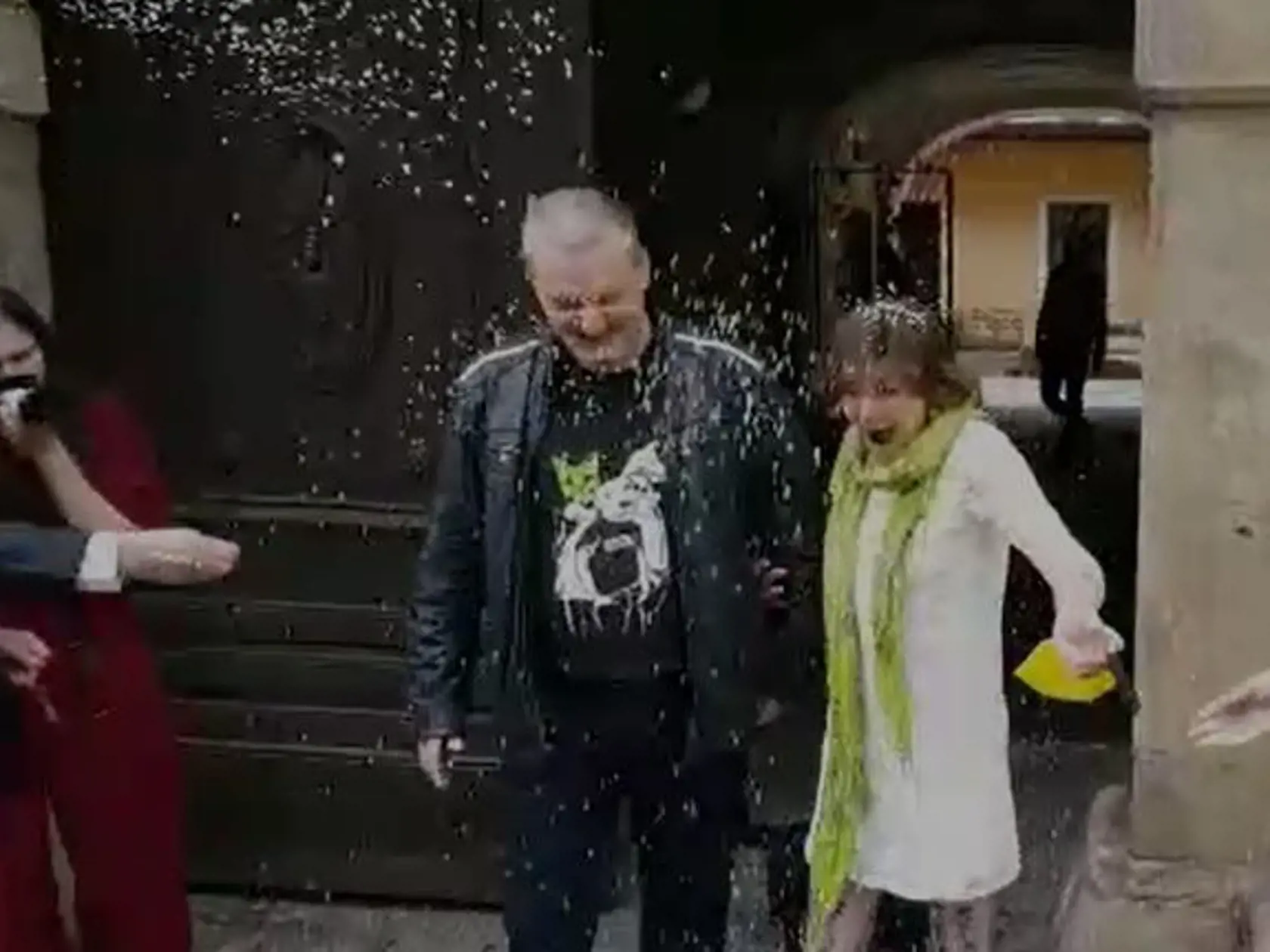 Také ešte v Zichyho paláci nezažili: Nevesta odchádzala zo svadby v bielych crocsoch.