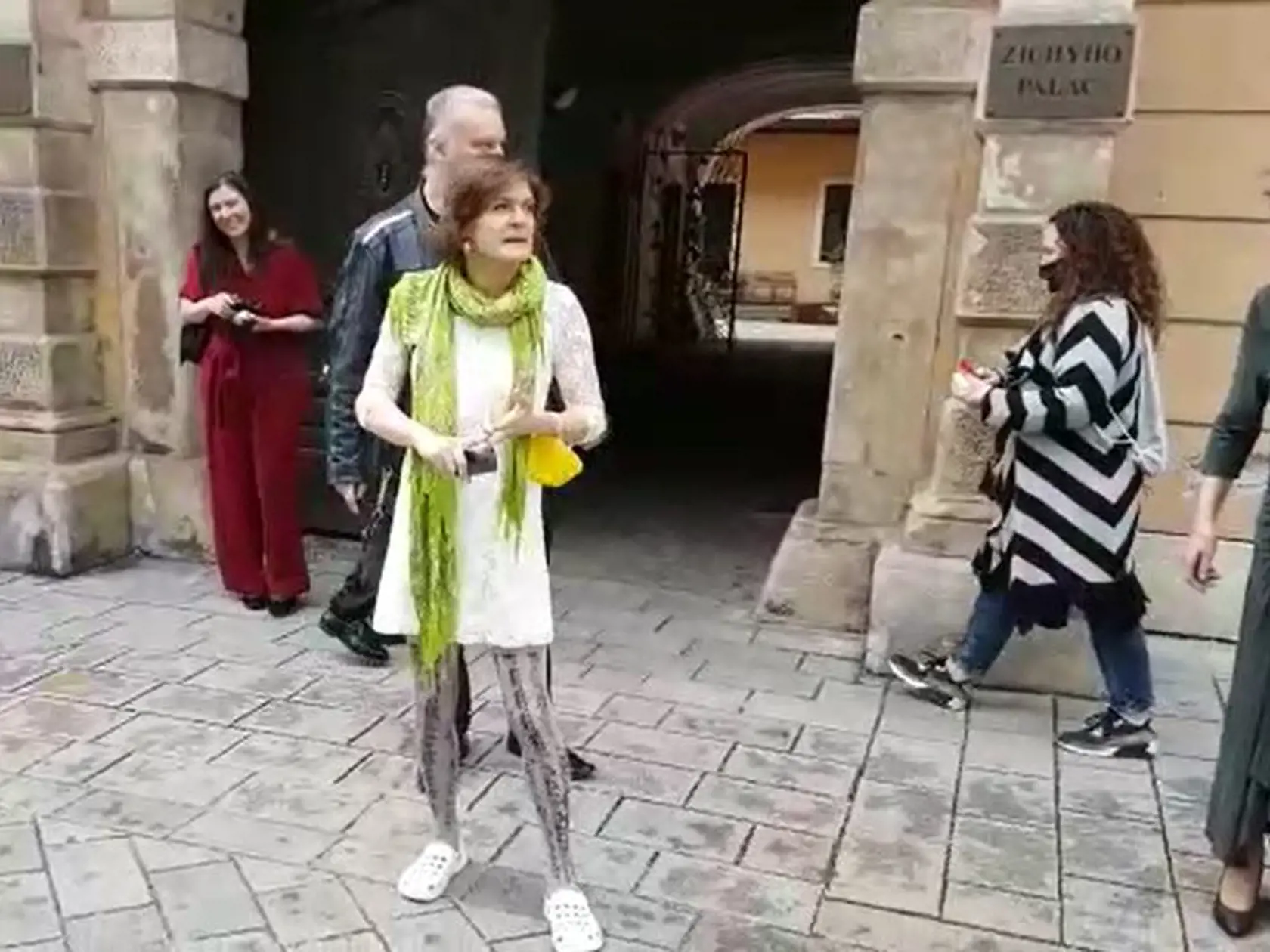 Také ešte v Zichyho paláci nezažili: Nevesta odchádzala zo svadby v bielych crocsoch.