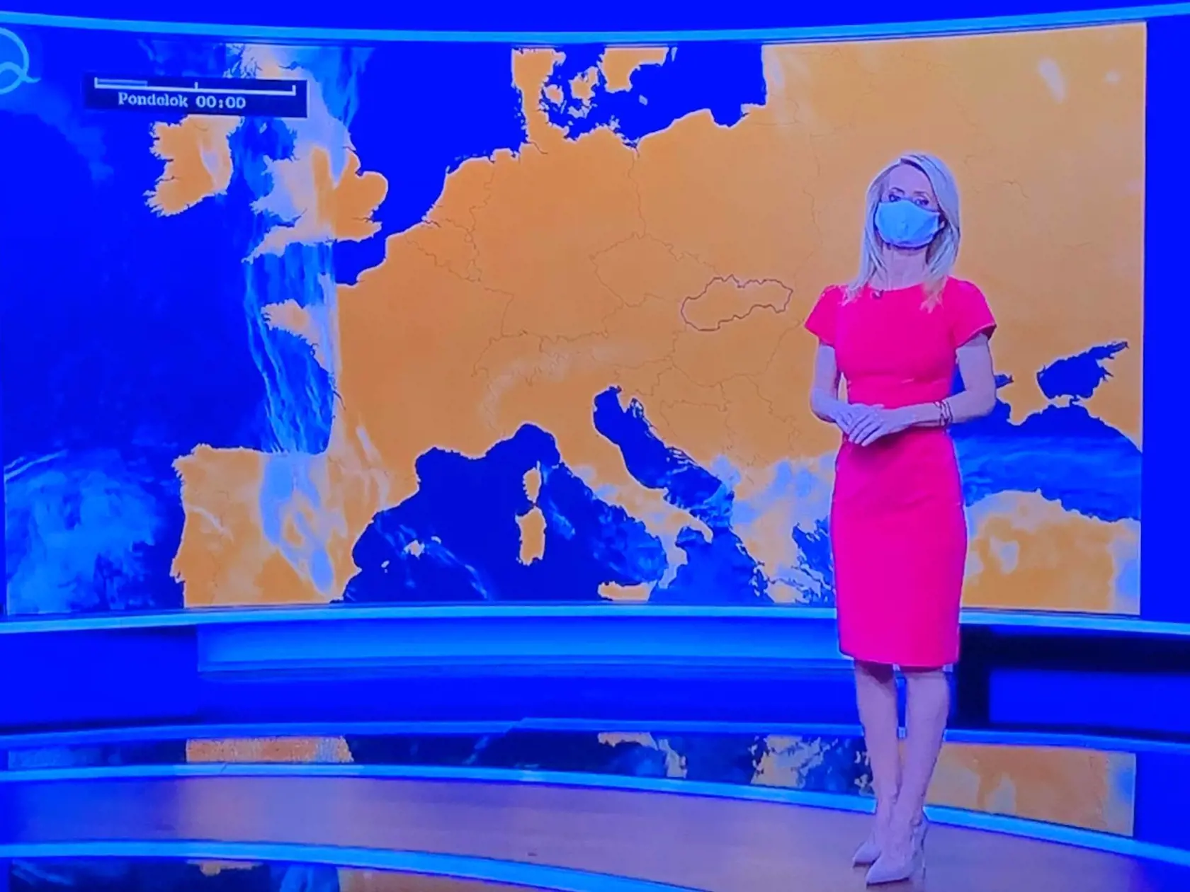 NOVÝ STYLING: Rosnička Mirka Almásy v krásnych sýto ružových šatách, ktoré jej padnú ako uliate.