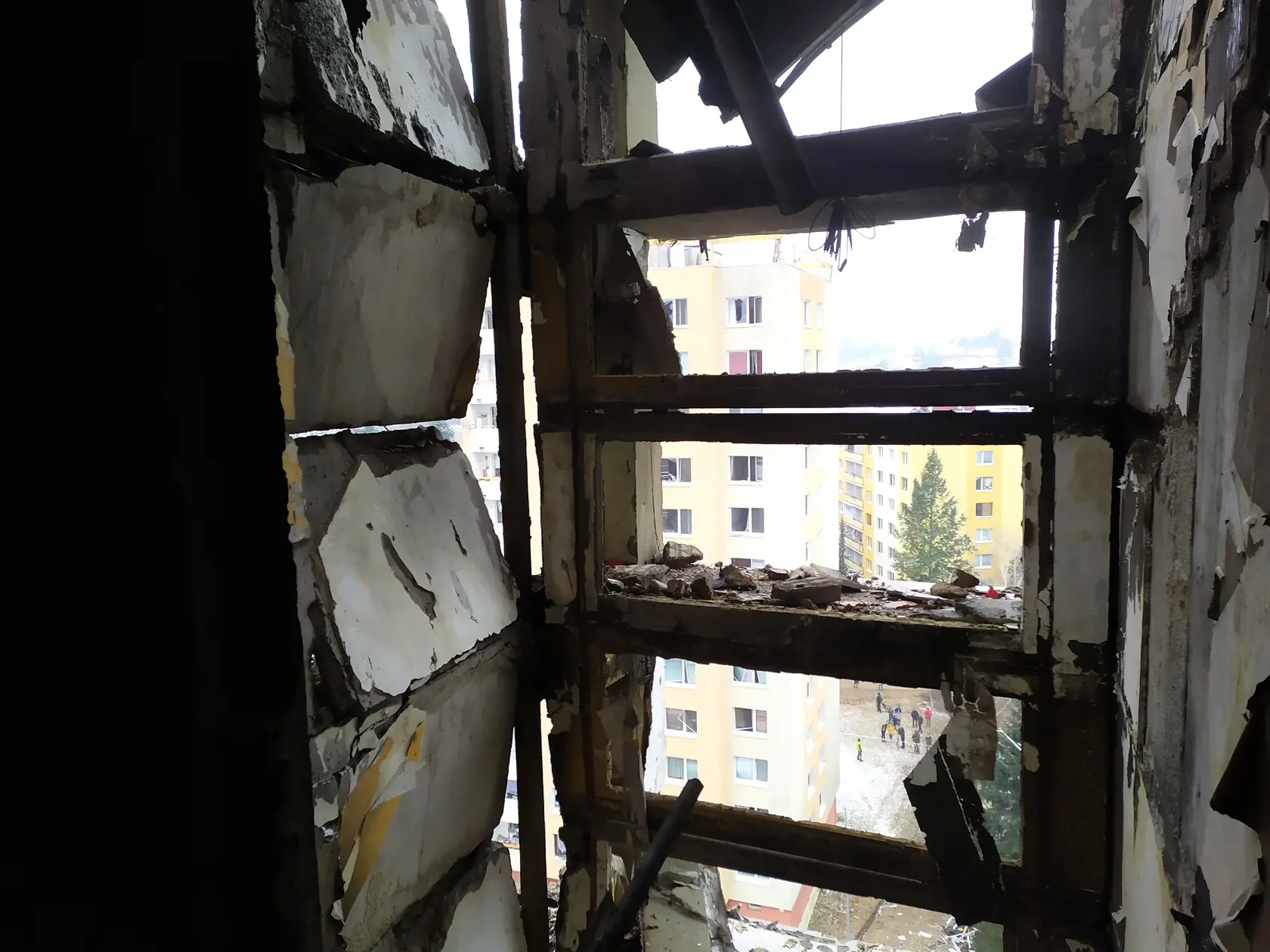 Na snímke interiér bytového domu na Mukačevskej ulici v Prešove, ktorý poškodil piatkový (6. decembra) výbuch plynu. FOTO TASR - KR HaZZ v Prešove, 9. decembra 2019 