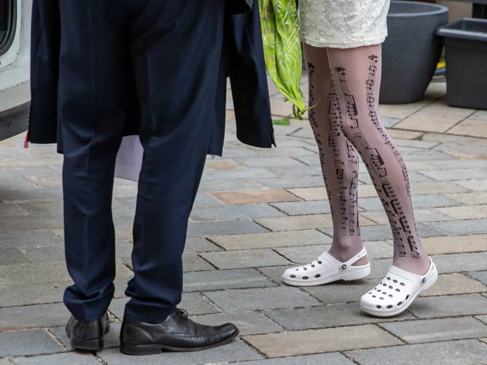 Nevesta mala crocsy.