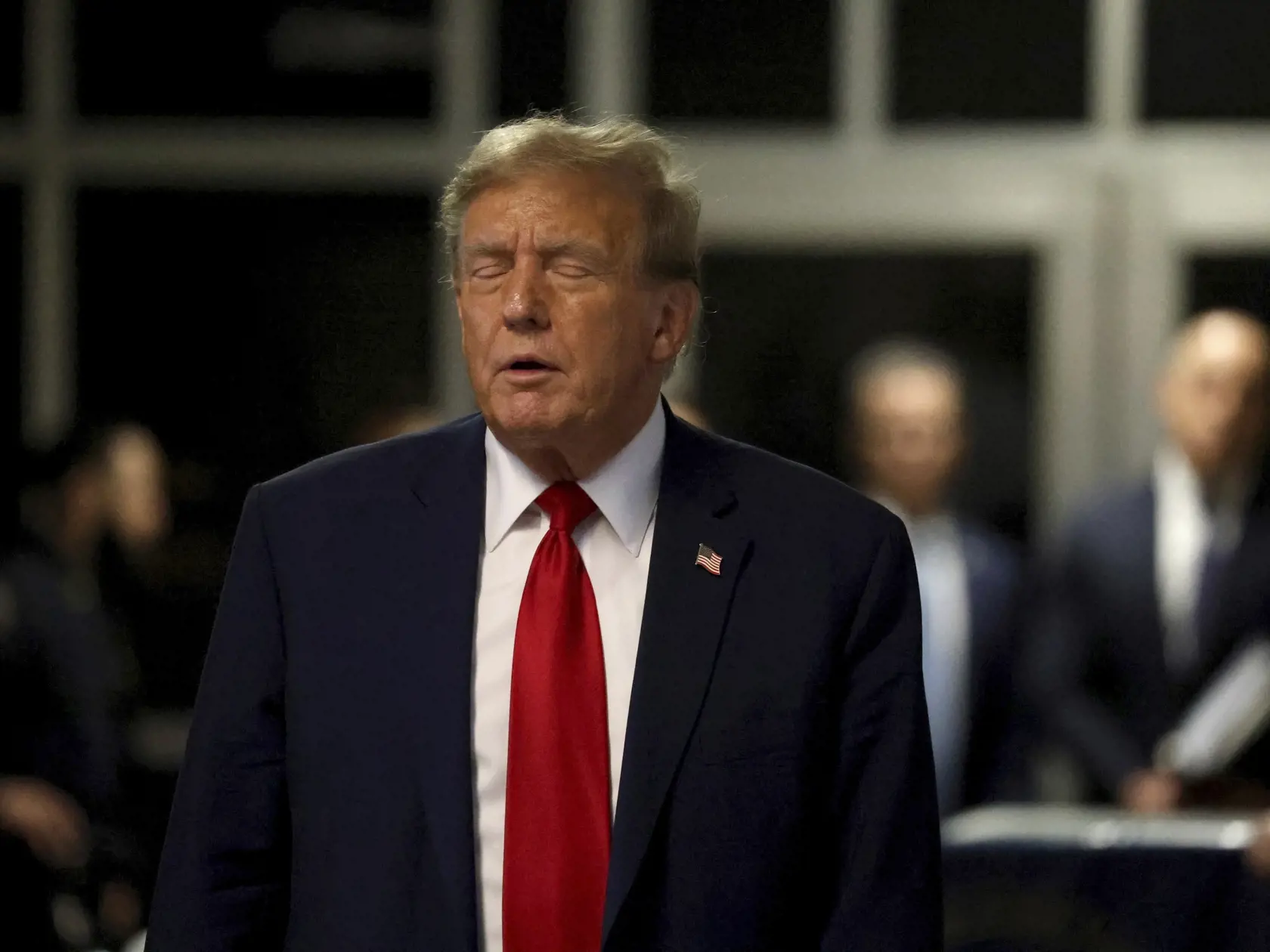 Na snímke bývalý americký prezident a republikánsky prezidentský kandidát Donald Trump odchádza z trestného súdu na Manhattane v New Yorku v pondelok 15. apríla 2024.
