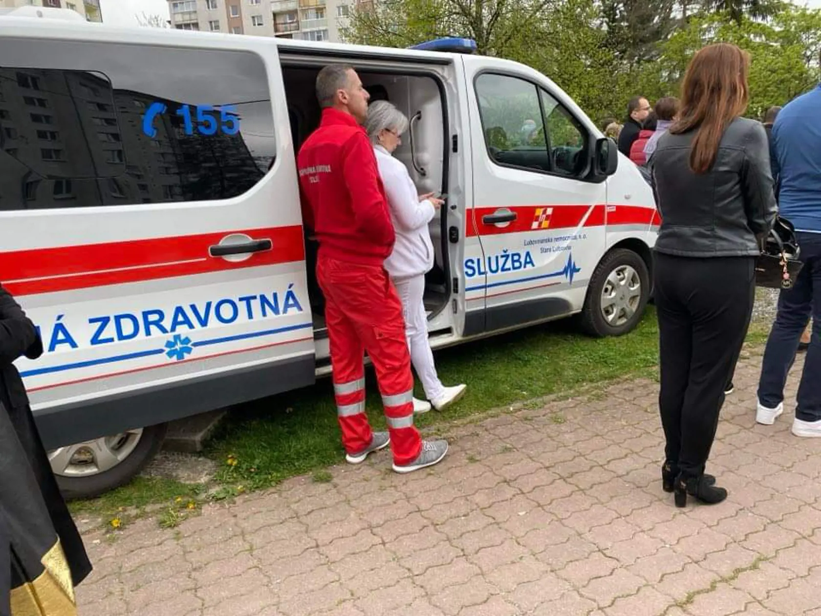 Riaditeľ cirkevného gymnázia sa počas príhovoru rozplakal, keď rozprával o výnimočných vlastnostiach dievčat.