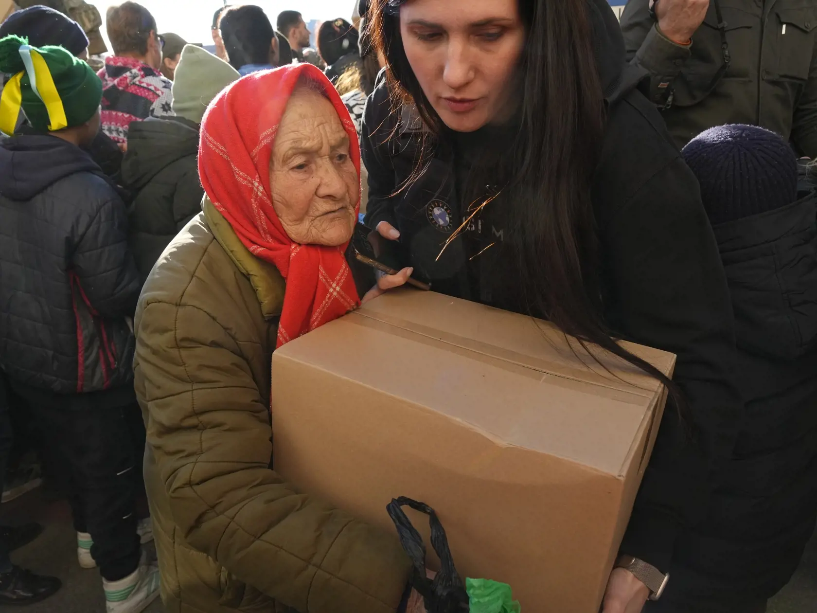 KK24 Cherson - Na snímke ľudia prijímajú humanitárnu pomoc v ukrajinskom Chersone 15. novembra 2022. Najmenej polovica ukrajinského hlavného mesta Kyjev zostala v dôsledku utorkových ruských útokov bez elektriny. Uviedol to tamojší starosta Vitalij Kličko.  "Pre masívne raketové útoky... začal energetický priemysel naprieč Ukrajinou s núdzovými odstávkami elektriny," napísal Kličko na sociálnych sieťach. Tento krok zdôvodnil nevyhnutnosťou zaistenia  rovnováhy energetického systému a snahou pred