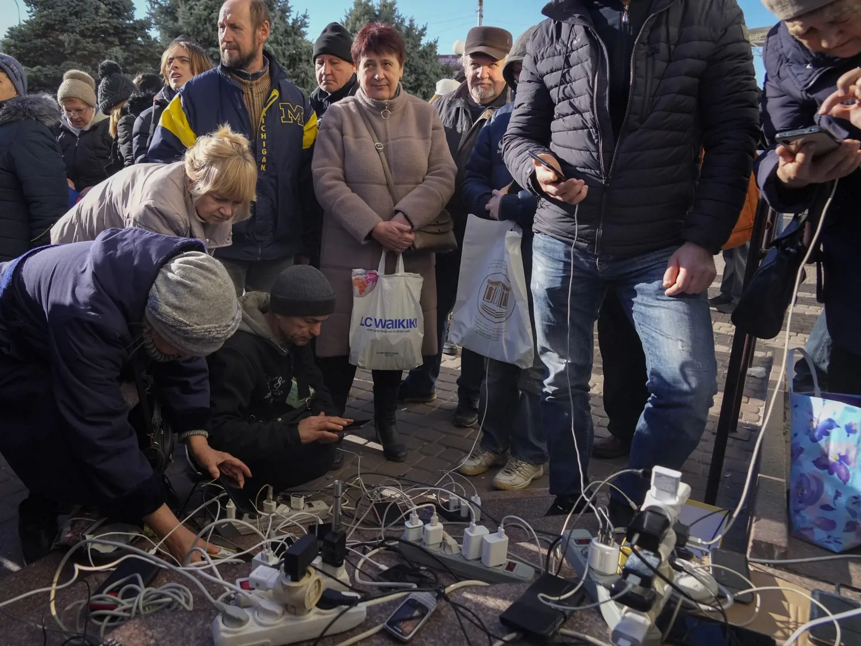 KK30 Kyjev - Na snímke ľudia si nabíjajú telefóny, snažia sa pripojiť na internet a telefonovať v Kyjeve 15. novembra 2022.  Najmenej polovica ukrajinského hlavného mesta Kyjev zostala v dôsledku utorkových ruských útokov bez elektriny. Uviedol to tamojší starosta Vitalij Kličko. FOTO TASR/AP
People charge their phones, try to connect to the internet and make phone calls in central square in Kherson, Ukraine, Tuesday, Nov. 15, 2022. Waves of Russian airstrikes rocked Ukraine on Tuesday, with aut