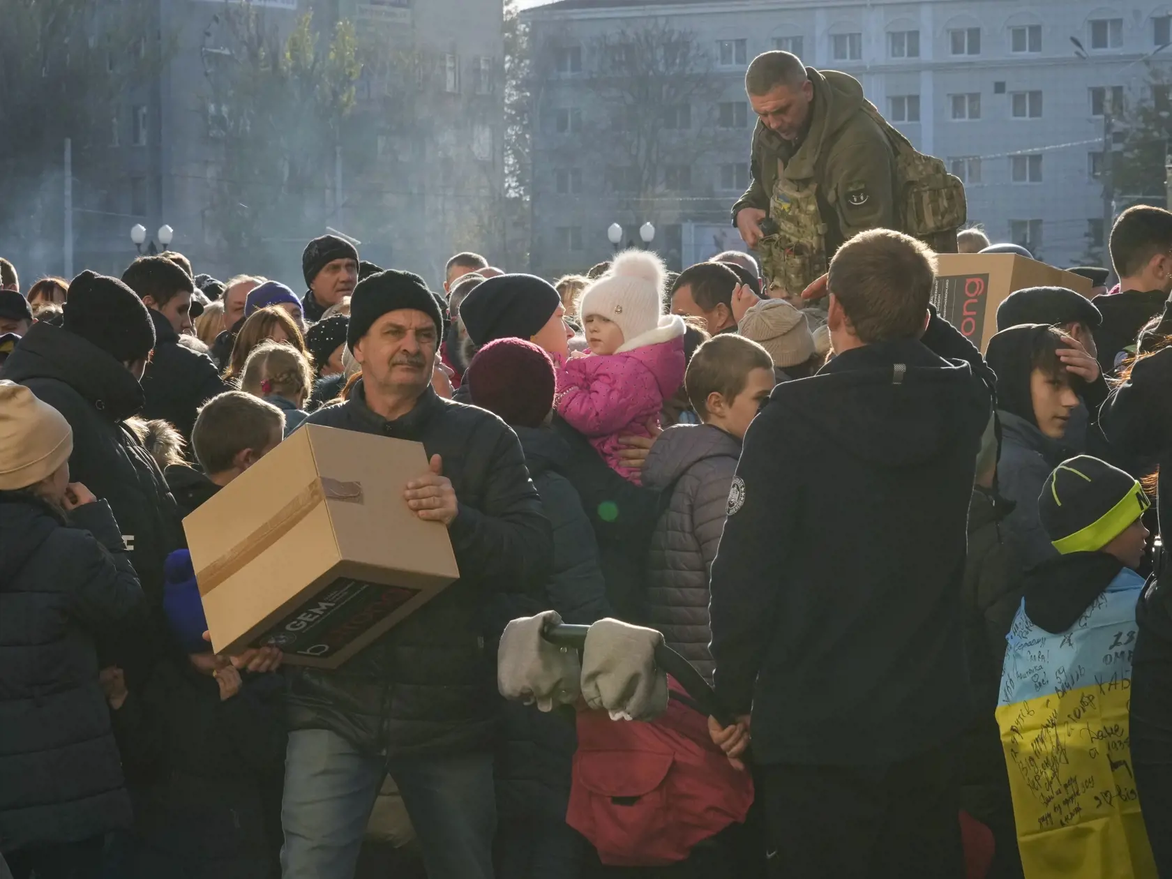 KK23 Cherson - Na snímke ľudia prijímajú humanitárnu pomoc v ukrajinskom Chersone 15. novembra 2022. Najmenej polovica ukrajinského hlavného mesta Kyjev zostala v dôsledku utorkových ruských útokov bez elektriny. Uviedol to tamojší starosta Vitalij Kličko.  "Pre masívne raketové útoky... začal energetický priemysel naprieč Ukrajinou s núdzovými odstávkami elektriny," napísal Kličko na sociálnych sieťach. Tento krok zdôvodnil nevyhnutnosťou zaistenia  rovnováhy energetického systému a snahou pred